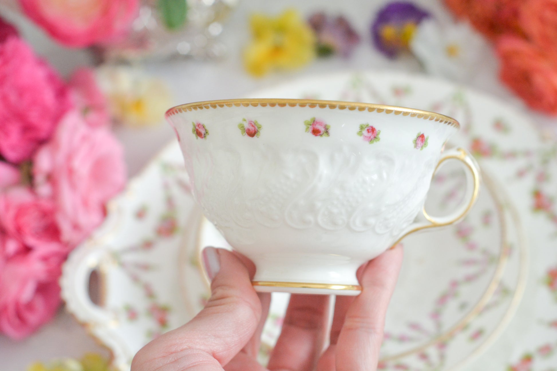 バラのガーランド模様が可愛らしい、ジョージ・ジョーンズ・クレッセントのセットです。カップ&ソーサー、サイドプレート、B&Bプレートのとても便利なセットです。クレッセントらしい可憐で上品な雰囲気がティータイムを盛り上げます。素磁の模様もとっても可愛らしいですよ。