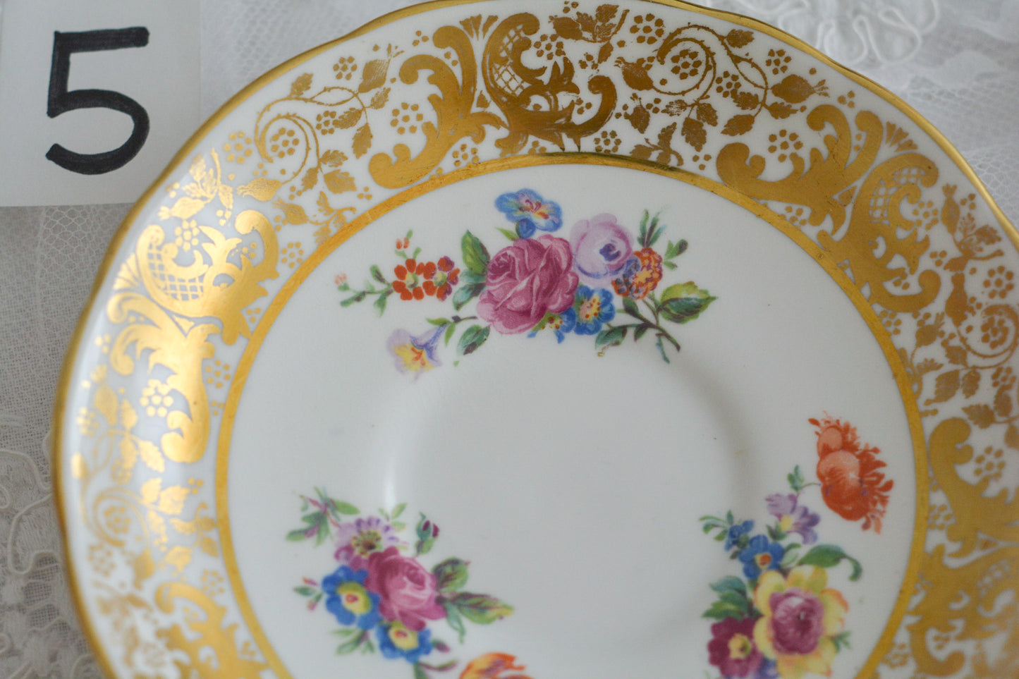 ハマースレイの豪華なティートリオとB&Bプレート。金彩の華やかな模様にブーケ柄のプリントが映えます。ハマースレイらしい優美なシェイプで、ティータイムに花を添えてくれるデザインです。それぞれ状態が異なりますので、プルダウンよりお選びください。ティートリオの④〜⑥はカップにヒビがあり、水漏れするため観賞用としてお勧めします。プレートはそれぞれお使いいただけます。