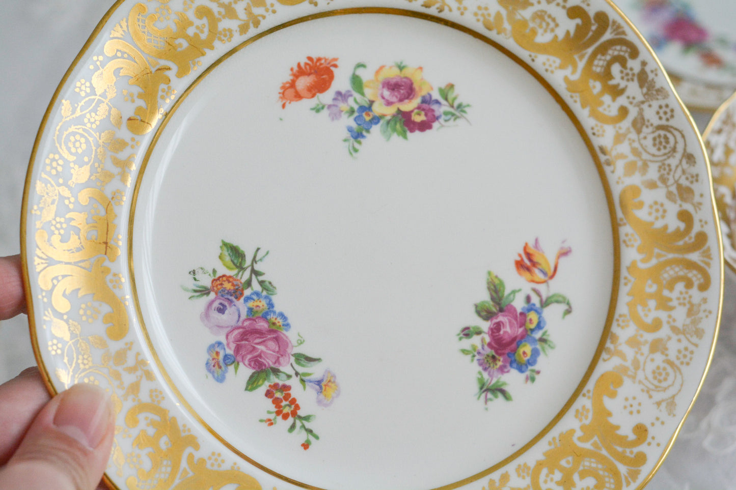 ハマースレイの豪華なティートリオとB&Bプレート。金彩の華やかな模様にブーケ柄のプリントが映えます。ハマースレイらしい優美なシェイプで、ティータイムに花を添えてくれるデザインです。それぞれ状態が異なりますので、プルダウンよりお選びください。ティートリオの④〜⑥はカップにヒビがあり、水漏れするため観賞用としてお勧めします。プレートはそれぞれお使いいただけます。