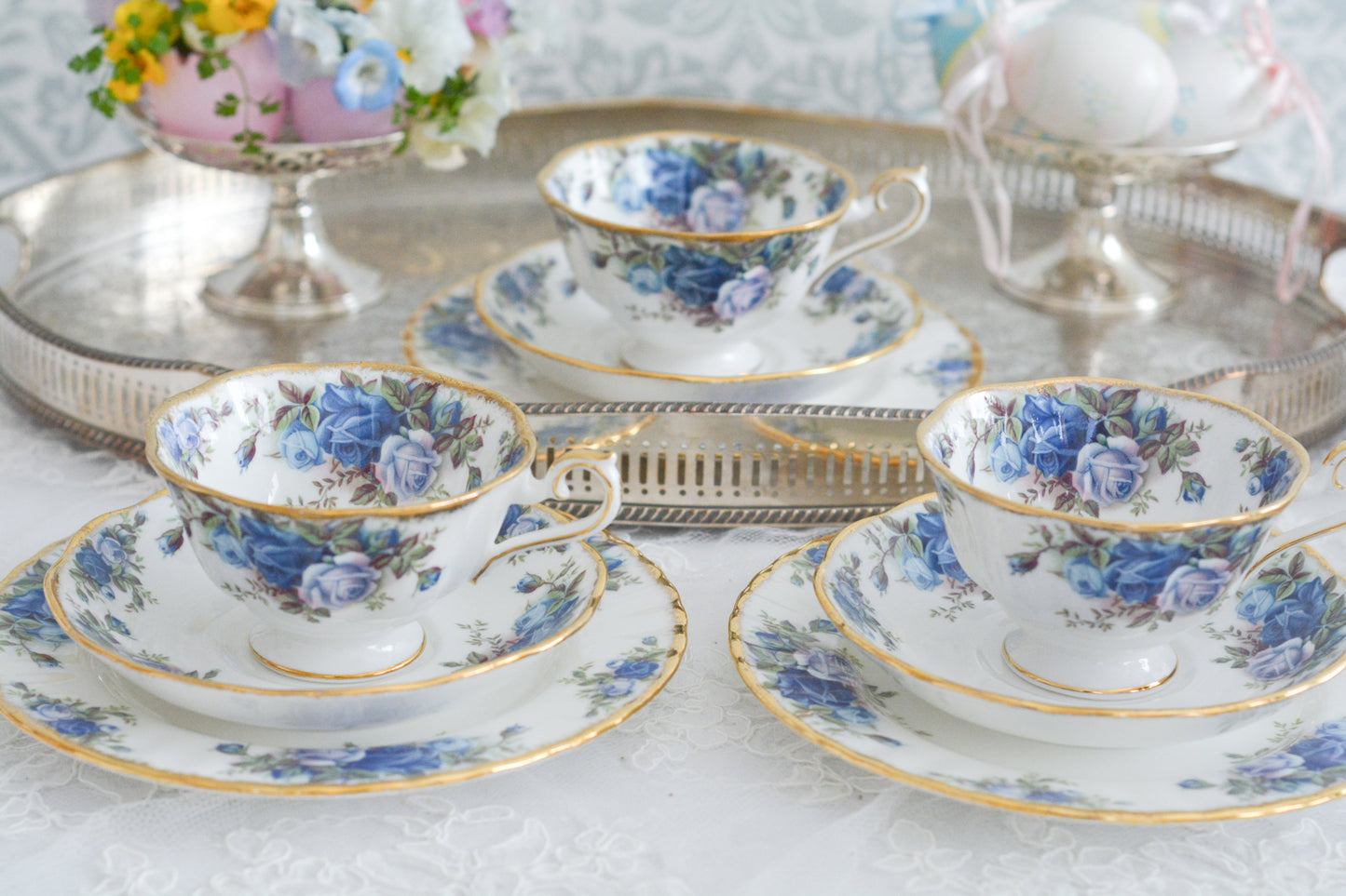 ブルーのバラが美しい、ロイヤルアルバートのムーンライトシリーズのティートリオです。オールドカントリーローズのブルーバージョンで、世界的に人気のあるシリーズです。英国湖水地方の庭園をイメージしたと言われる、美しい色合いがとても美しくティータイムを彩ります。こちらは全部で3点ございます。