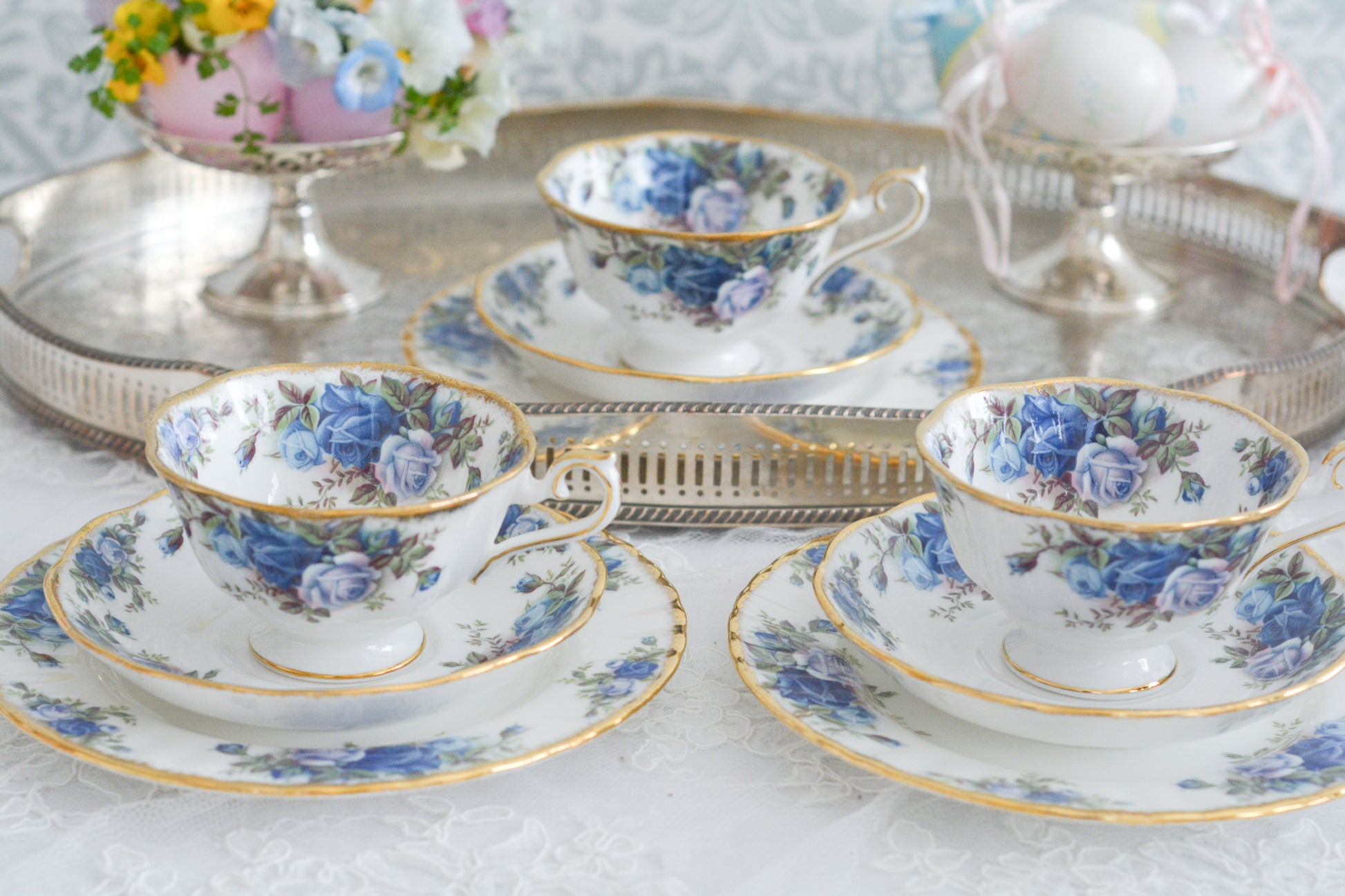 ブルーのバラが美しい、ロイヤルアルバートのムーンライトシリーズのティートリオです。オールドカントリーローズのブルーバージョンで、世界的に人気のあるシリーズです。英国湖水地方の庭園をイメージしたと言われる、美しい色合いがとても美しくティータイムを彩ります。こちらは全部で3点ございます。