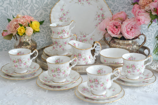 パラゴンの「ヴィクロリアナローズシリーズのティーセット。トリオ5点、ミルクジャグ&シュガーボウル1点、B&Bプレート1点のセットです。薔薇の花が優しげでとても可憐なティーセットです。こちらのシリーズは1966年から製造され、ロイヤルアルバートに合併された後もデザインが引き継がれて1996年まで販売されていた人気シリーズです。このセットはバックスタンプにロイヤルワラントマークの入った1960年代に製造されたお品です。