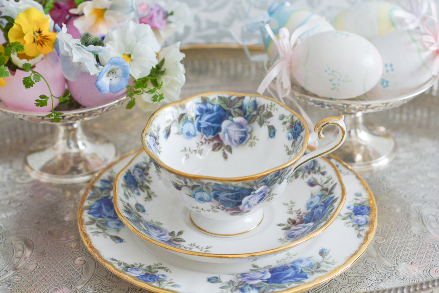 ブルーのバラが美しい、ロイヤルアルバートのムーンライトシリーズのティートリオです。オールドカントリーローズのブルーバージョンで、世界的に人気のあるシリーズです。英国湖水地方の庭園をイメージしたと言われる、美しい色合いがとても美しくティータイムを彩ります。こちらは全部で3点ございます。