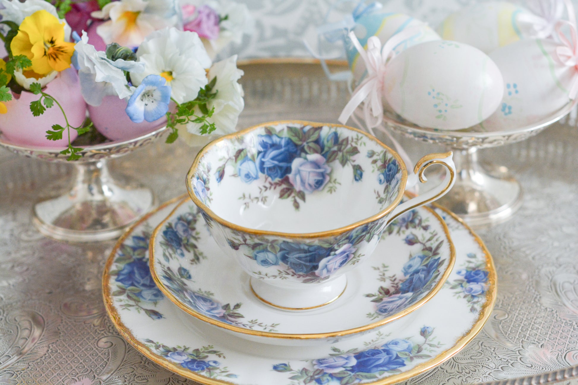 ブルーのバラが美しい、ロイヤルアルバートのムーンライトシリーズのティートリオです。オールドカントリーローズのブルーバージョンで、世界的に人気のあるシリーズです。英国湖水地方の庭園をイメージしたと言われる、美しい色合いがとても美しくティータイムを彩ります。こちらは全部で3点ございます。