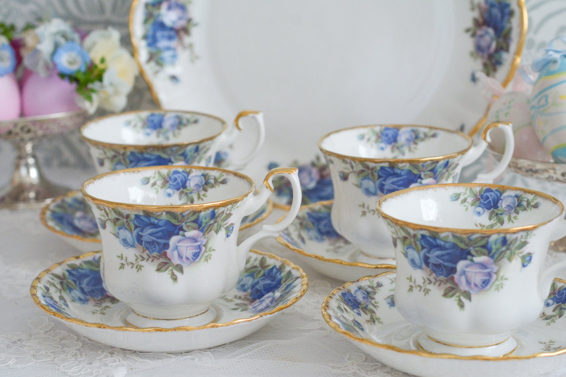 ブルーのバラが美しい、ロイヤルアルバートのムーンライトシリーズのデュオです。オールドカントリーローズのブルーバージョンで製造数が少なく、世界的に人気のあるシリーズです。爽やかな色合いがとても美しくティータイムを彩ります。