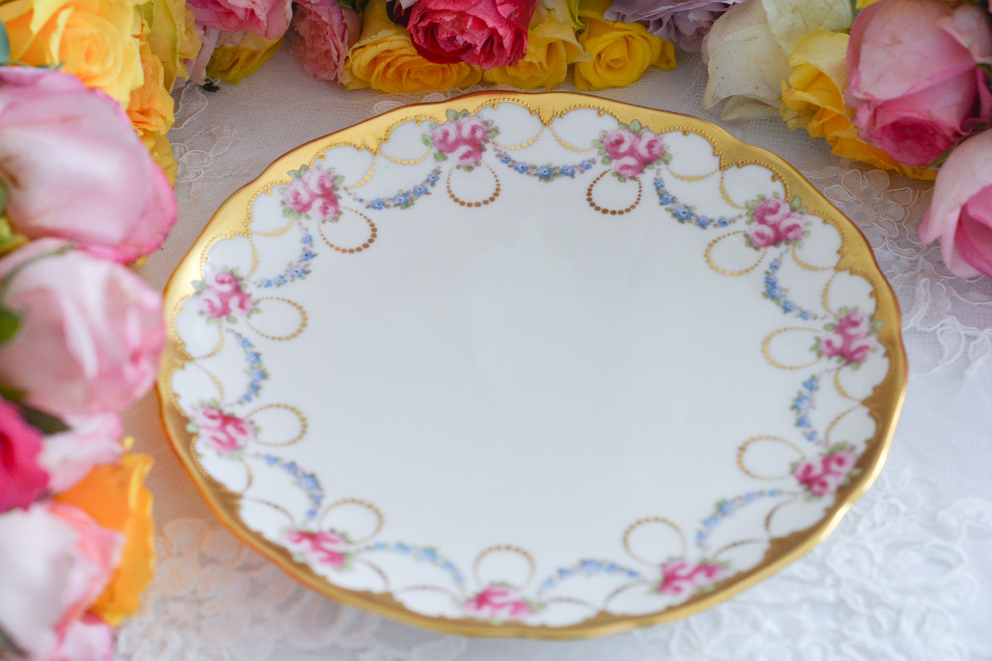 コウルドンのバラに忘れな草のガーランドが大変美しいデザートプレートです。縁の金彩は金盛りの模様が描かれてとても凝ったデザインとなっています。デザートタイムが一気に華やかになりますね。クリスマスのテーブルコーディネートにもぜひ。