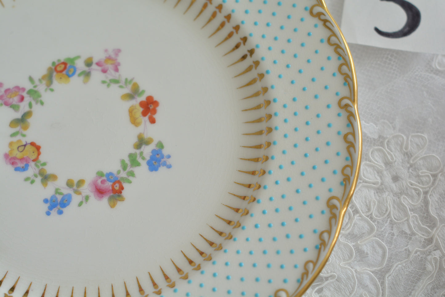 ティファニー特注の洗練された美しさとエナメルジュールの高度な技法で描かれた立体的なドット模様が素晴らしい、ミントンのデザートプレートです。ティファーニーらしい上品なプレートですね。ミントンブルーのプレートでデザートタイムをお楽しみください。こちらはどのプレートにも貫入が見られます。そのためお買い得価格になっています。