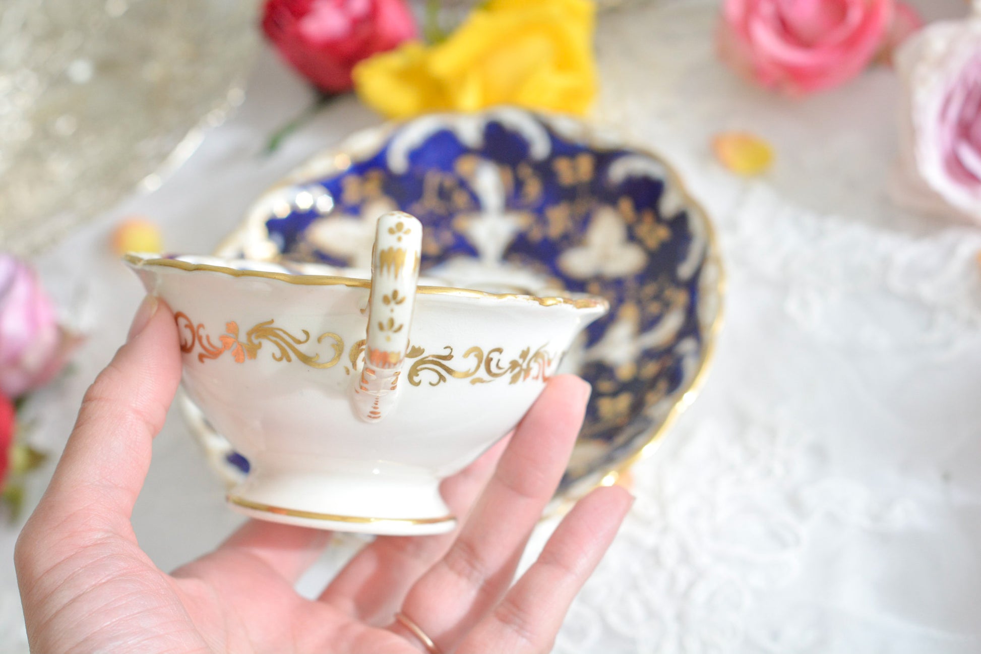 コバルトブルーに金彩の葉っぱ模様が大変美しい、コールポートアデレードシェイプのカップ&ソーサーです。優美なシェイプは大変美しく、重厚感がありながら繊細さも感じるお品です。カップに1ヶ所古いヒビが入っているためお値打ち価格になっています。ヒビはあるものの、ロココリバイバルの大変美しいカップです。