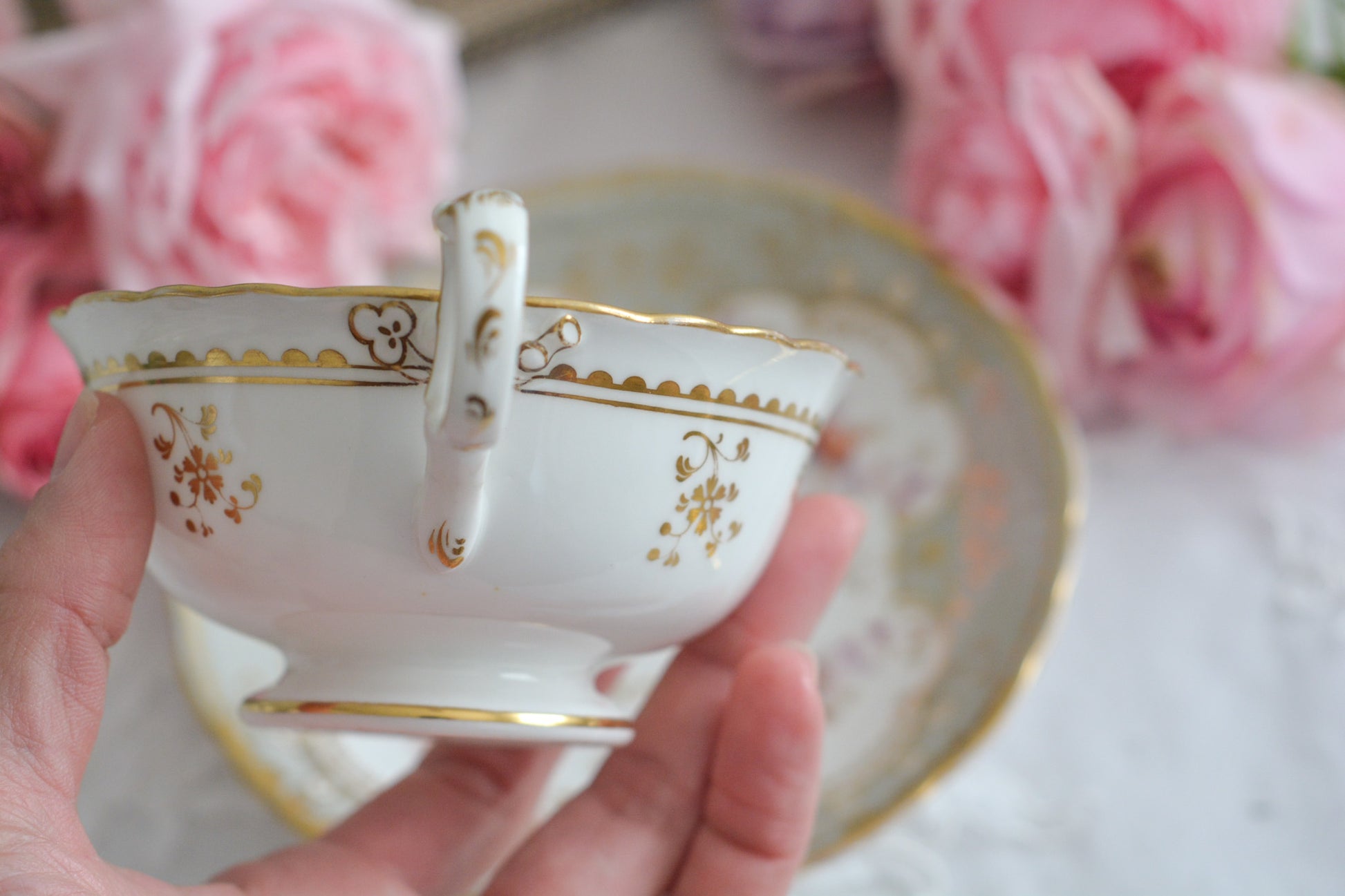 J.Green&Sonsという小売店の優雅なカップです。J.Green&Sonsは1934年から1842年に聖ポール大聖堂近くに店を構えていました。大きなお店だったようです。メーカーのバックスタンプはありません。小売店の希望でメーカーのバックスタンプを入れなかったと推察しています。優しい色合いに優美なシェイプ。ハンドルもとても可愛らしいです。ロココリバイバルのカップで優雅なティータイムをお過ごしください。