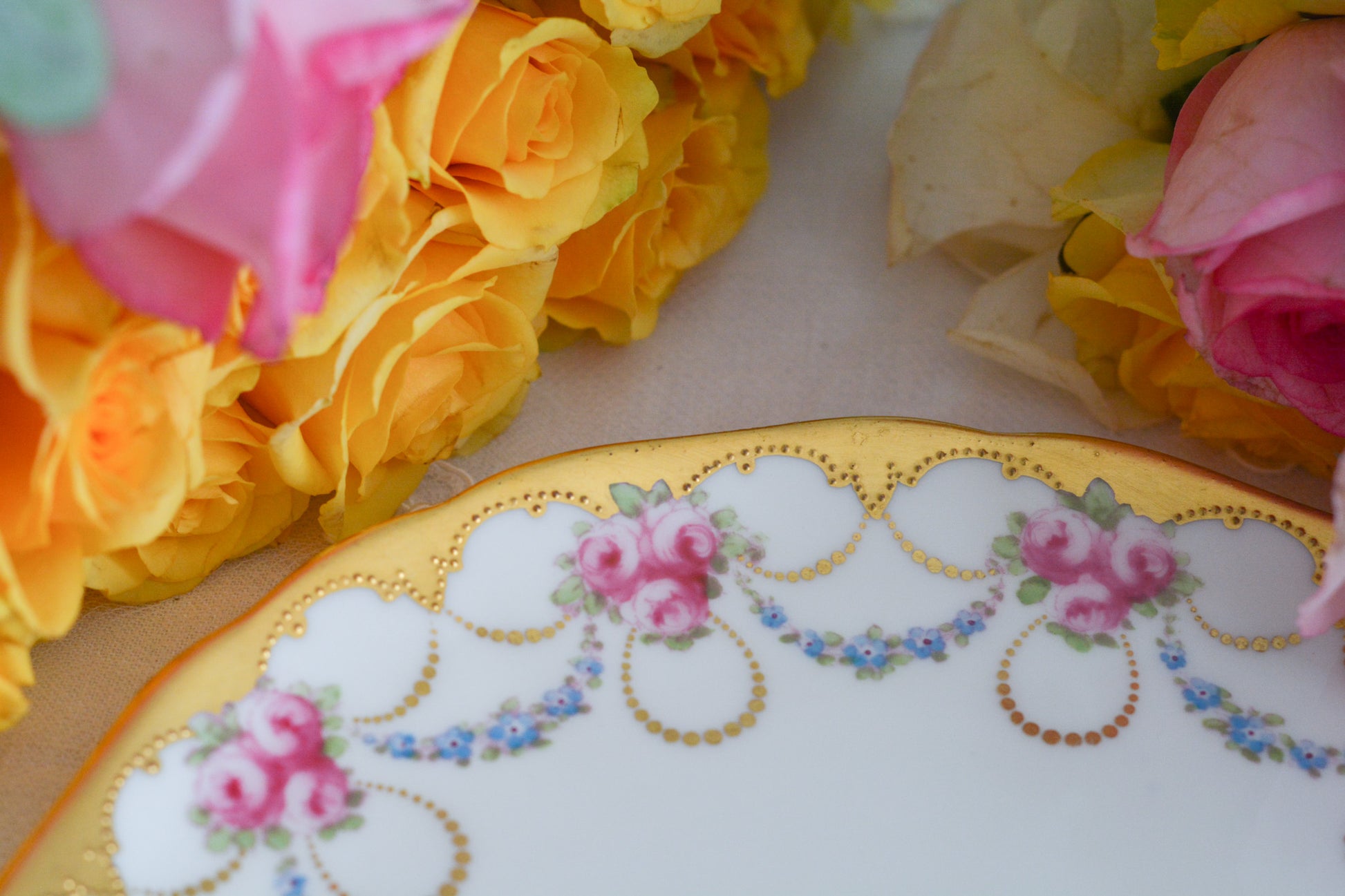 コウルドンのバラに忘れな草のガーランドが大変美しいデザートプレートです。縁の金彩は金盛りの模様が描かれてとても凝ったデザインとなっています。デザートタイムが一気に華やかになりますね。クリスマスのテーブルコーディネートにもぜひ。