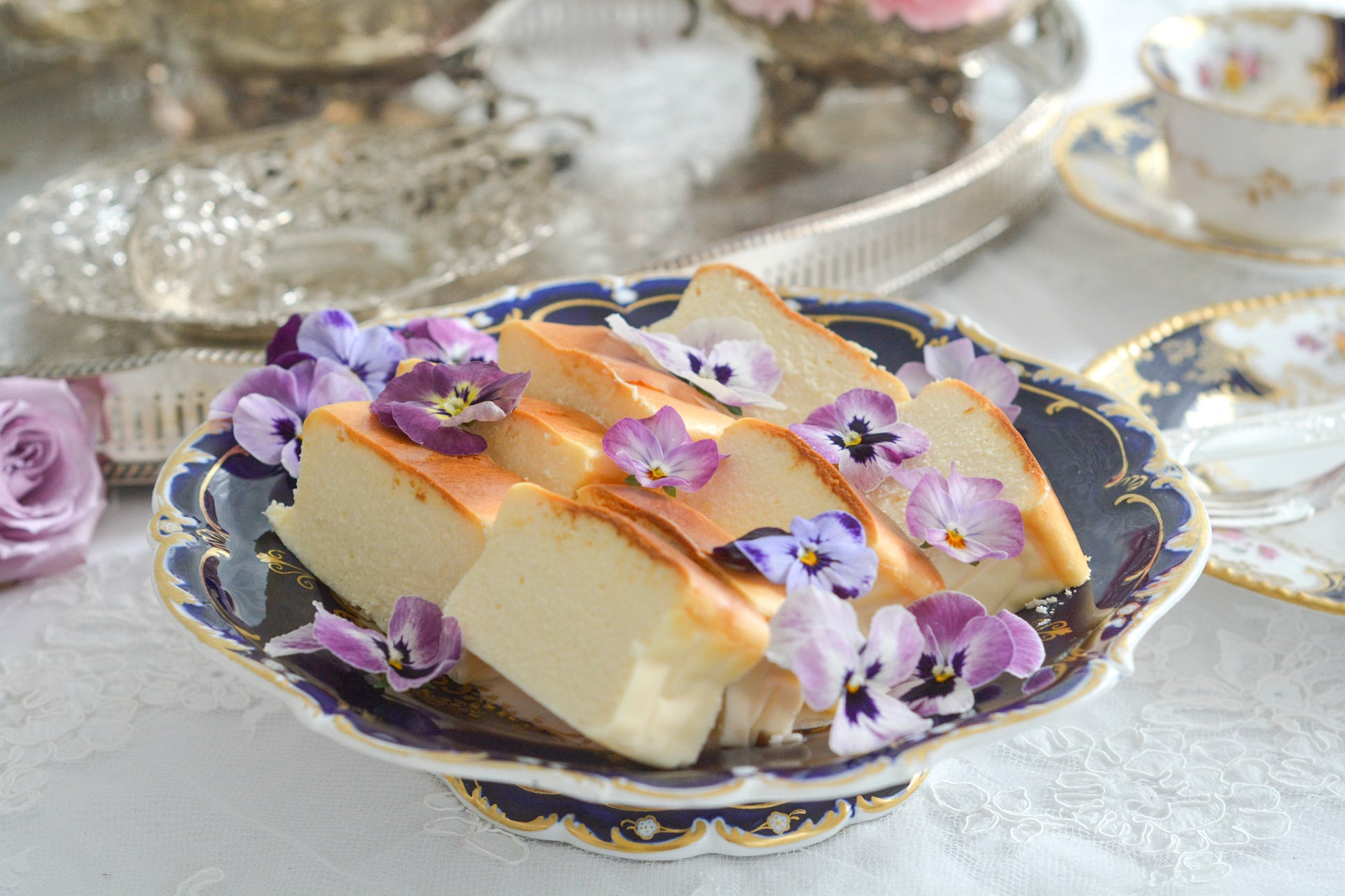 コバルトブルーカラーの美しいミントンのタッツァです。タッツァとはコンポートのような脚付きのプレートです。フルーツやお菓子を盛り付けるのにとても重宝するお品。美しいコバルトブルーカラーにハンドペイントのブーケがとても美しいです。あなたの大切なティータイムに是非お使いください