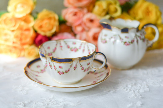 クレッセントのティーセット。薔薇のガーランドが大変可愛らしいお品です。Rose Antiquesはコールポートをはじめ英国のアンティーク食器をご紹介しています。