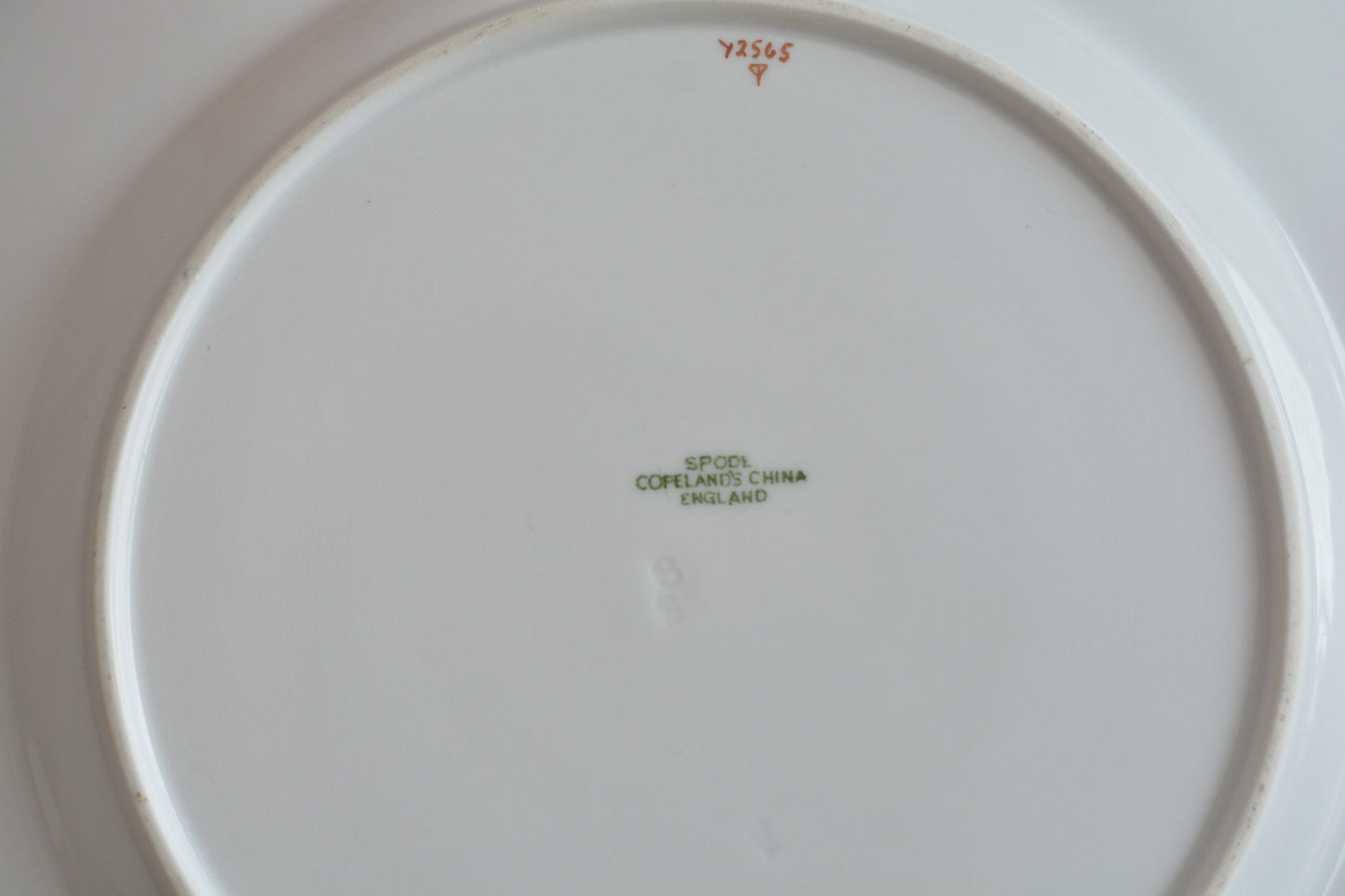 コープランドの美しいプレートがやってきました!コバルトブルーとベージュカラーにハンドペイントで美しい花々が描かれています。プレートの深さがあるタイプでサービングプレートとしてもお使いいただきやすいかと思います。貫入は見られますが、金彩のスレはほとんどないプレート達です。蚤の市の特別セットです!貫入のない素晴らしい状態の同じプレートは新着コーナーに掲載中です。