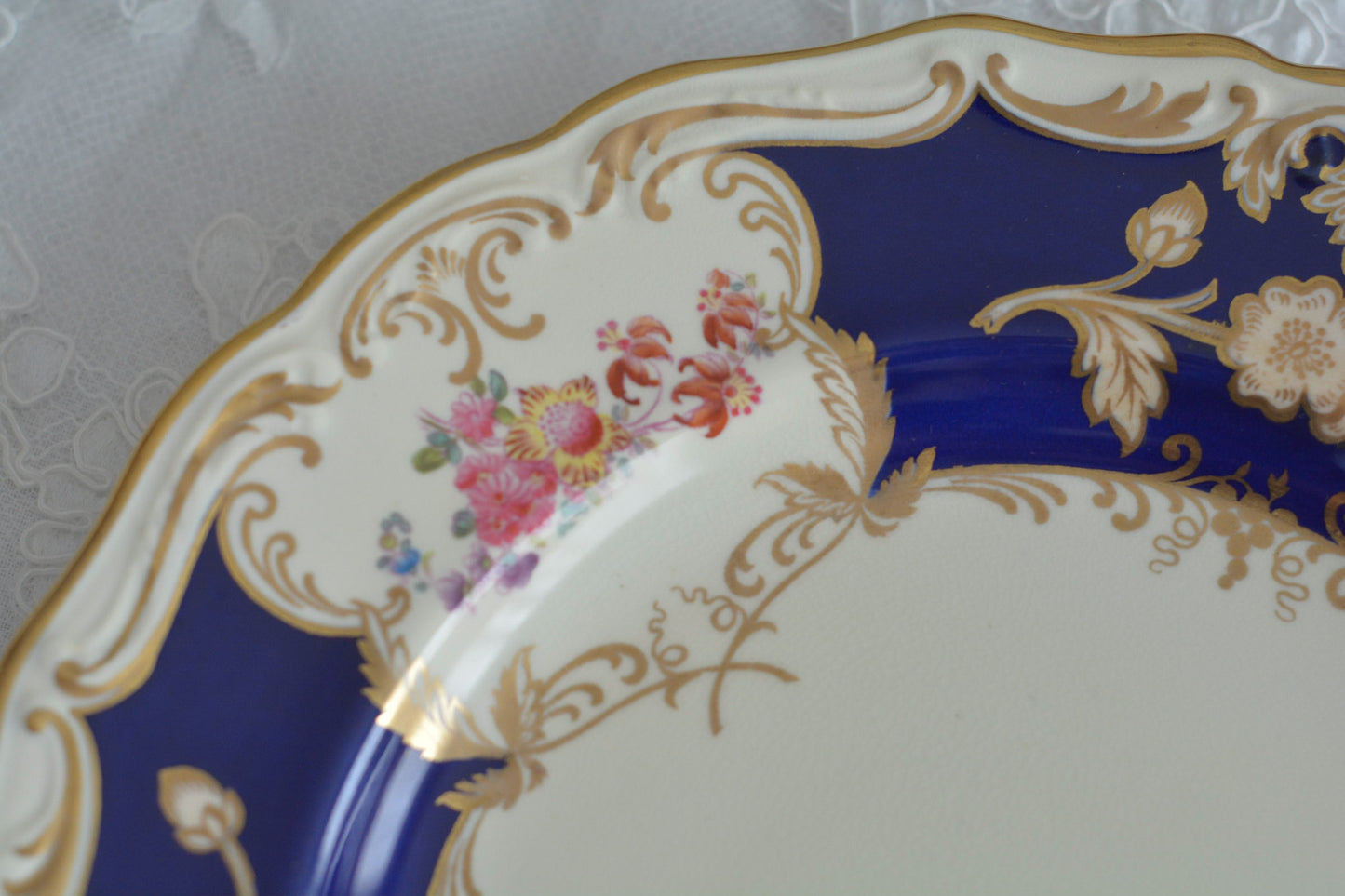 コープランドの美しいプレートがやってきました!コバルトブルーとベージュカラーにハンドペイントで美しい花々が描かれています。プレートの深さがあるタイプでサービングプレートとしてもお使いいただきやすいかと思います。貫入は見られますが、金彩のスレはほとんどないプレート達です。蚤の市の特別セットです!貫入のない素晴らしい状態の同じプレートは新着コーナーに掲載中です。