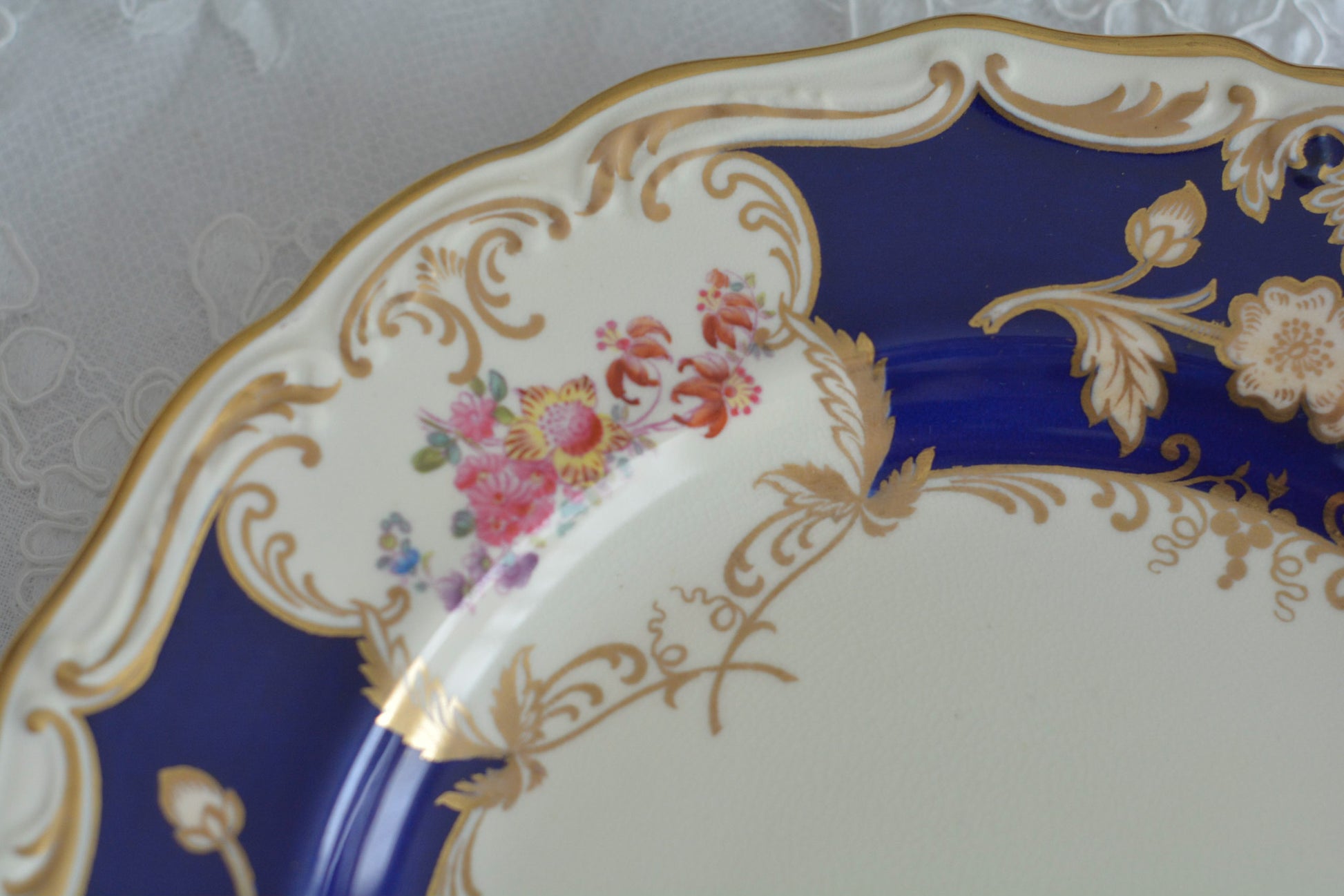 コープランドの美しいプレートがやってきました!コバルトブルーとベージュカラーにハンドペイントで美しい花々が描かれています。プレートの深さがあるタイプでサービングプレートとしてもお使いいただきやすいかと思います。貫入は見られますが、金彩のスレはほとんどないプレート達です。蚤の市の特別セットです!貫入のない素晴らしい状態の同じプレートは新着コーナーに掲載中です。