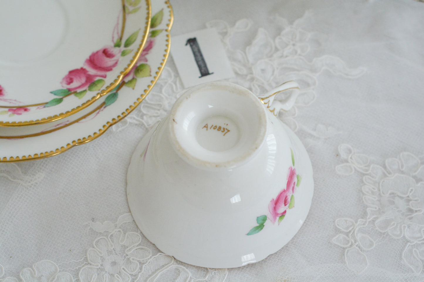 シェリーの美しいティートリオがやってきました。ハンドペイントで描かれたバラが大変華やかです。やはりハンドペイントは立体感があり美しいなと思います。ハンドルも凝った作りで細部まで美しい。春のティータイムのテーブルコーディネートに花を添えてくれますよ。イースターのコーディネートにもぜひ。