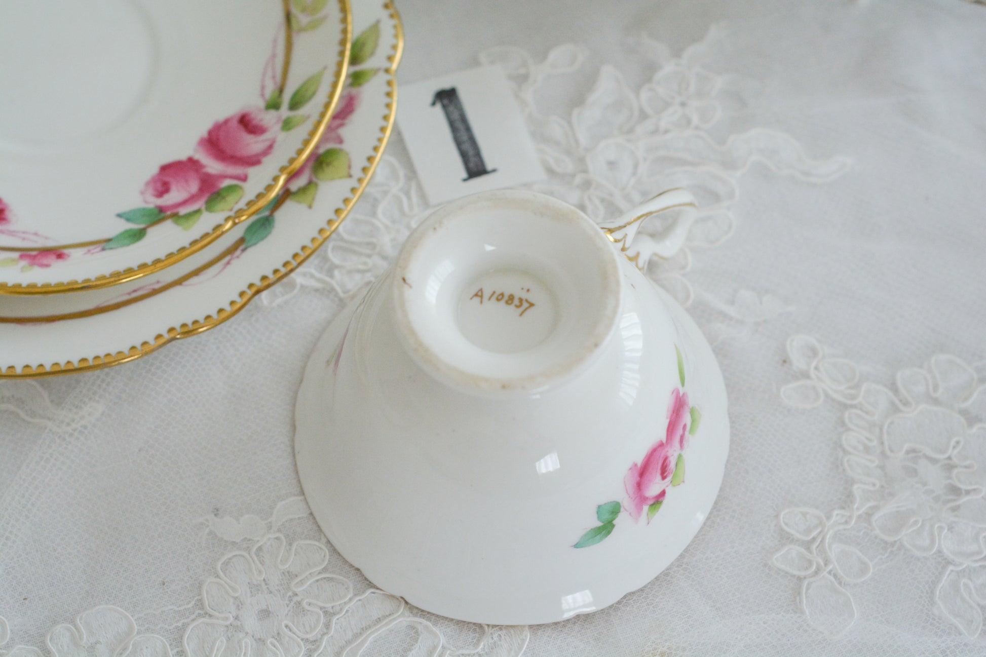 シェリーの美しいティートリオがやってきました。ハンドペイントで描かれたバラが大変華やかです。やはりハンドペイントは立体感があり美しいなと思います。ハンドルも凝った作りで細部まで美しい。春のティータイムのテーブルコーディネートに花を添えてくれますよ。イースターのコーディネートにもぜひ。