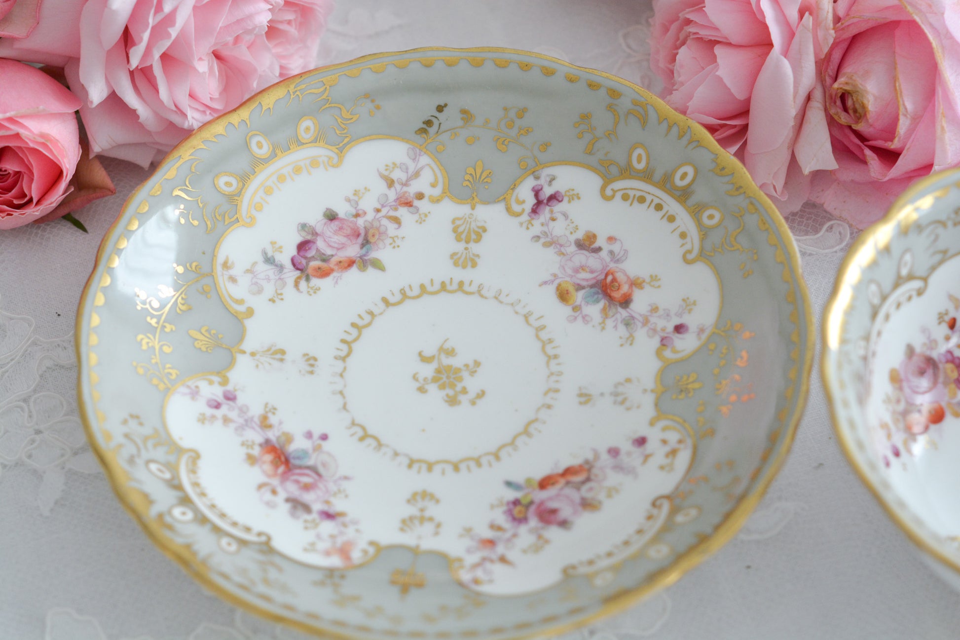 J.Green&Sonsという小売店の優雅なカップです。J.Green&Sonsは1934年から1842年に聖ポール大聖堂近くに店を構えていました。大きなお店だったようです。メーカーのバックスタンプはありません。小売店の希望でメーカーのバックスタンプを入れなかったと推察しています。優しい色合いに優美なシェイプ。ハンドルもとても可愛らしいです。ロココリバイバルのカップで優雅なティータイムをお過ごしください。