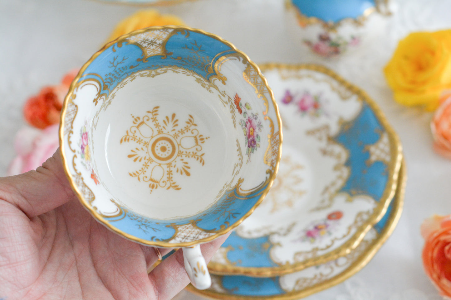 英国アンティーク、コールポートの代表作馬ットウィングシリーズの幻のカラーと言われるターコイズブルーのティートリオ。キラキラと宝石のように輝く美しいカップです。