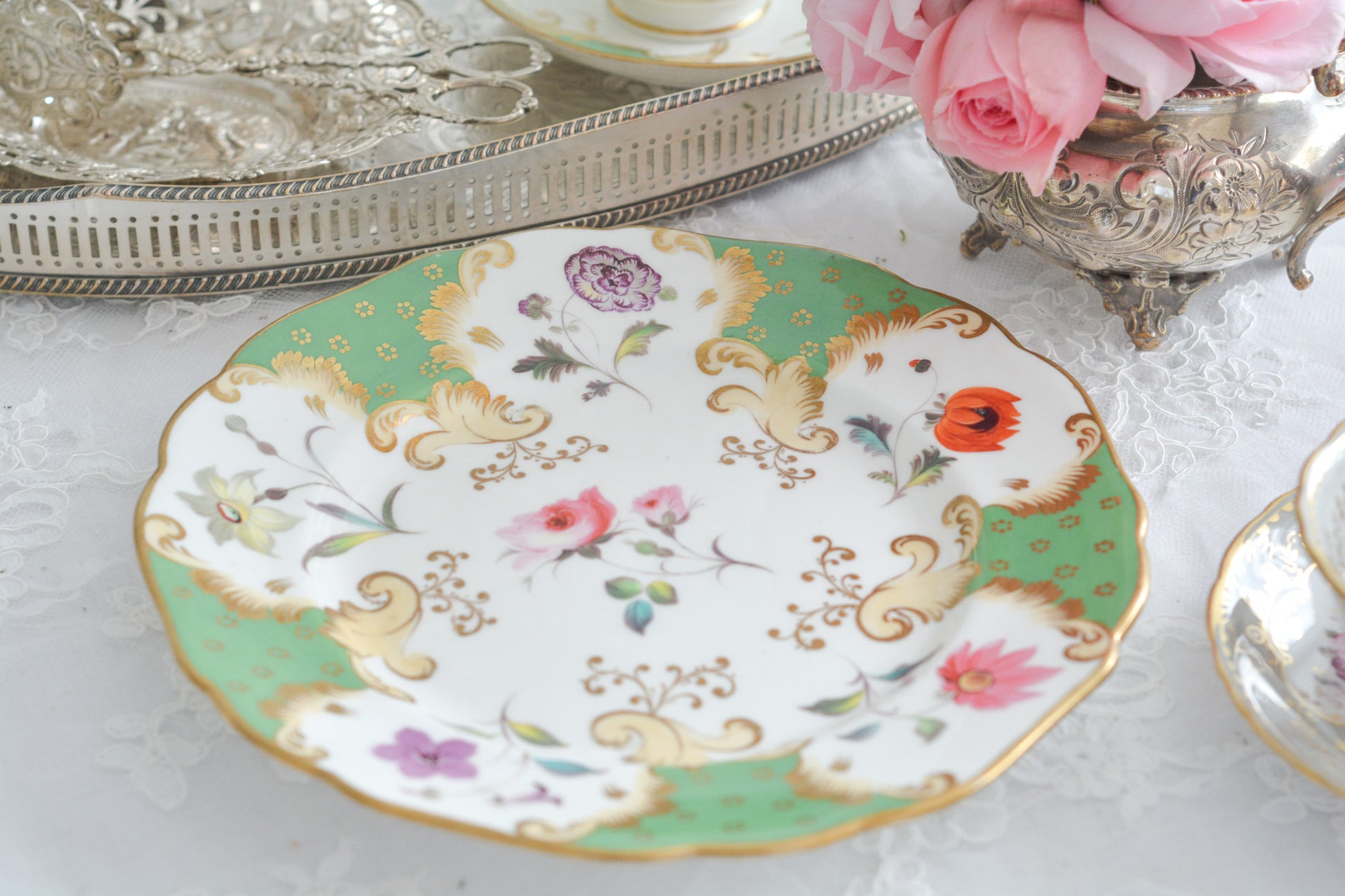 J.Green&Sonsという小売店のプレートです。J.Green&Sonsは1934年から1842年に聖ポール大聖堂近くに店を構えていました。大きなお店だったようです。メーカーのバックスタンプはありません。小売店の希望でメーカーのバックスタンプを入れなかったと推察しています。ハンドペイントで丁寧に描かれた1輪の花々。とても大変生き生きと描かれていて、見ていて飽きません。