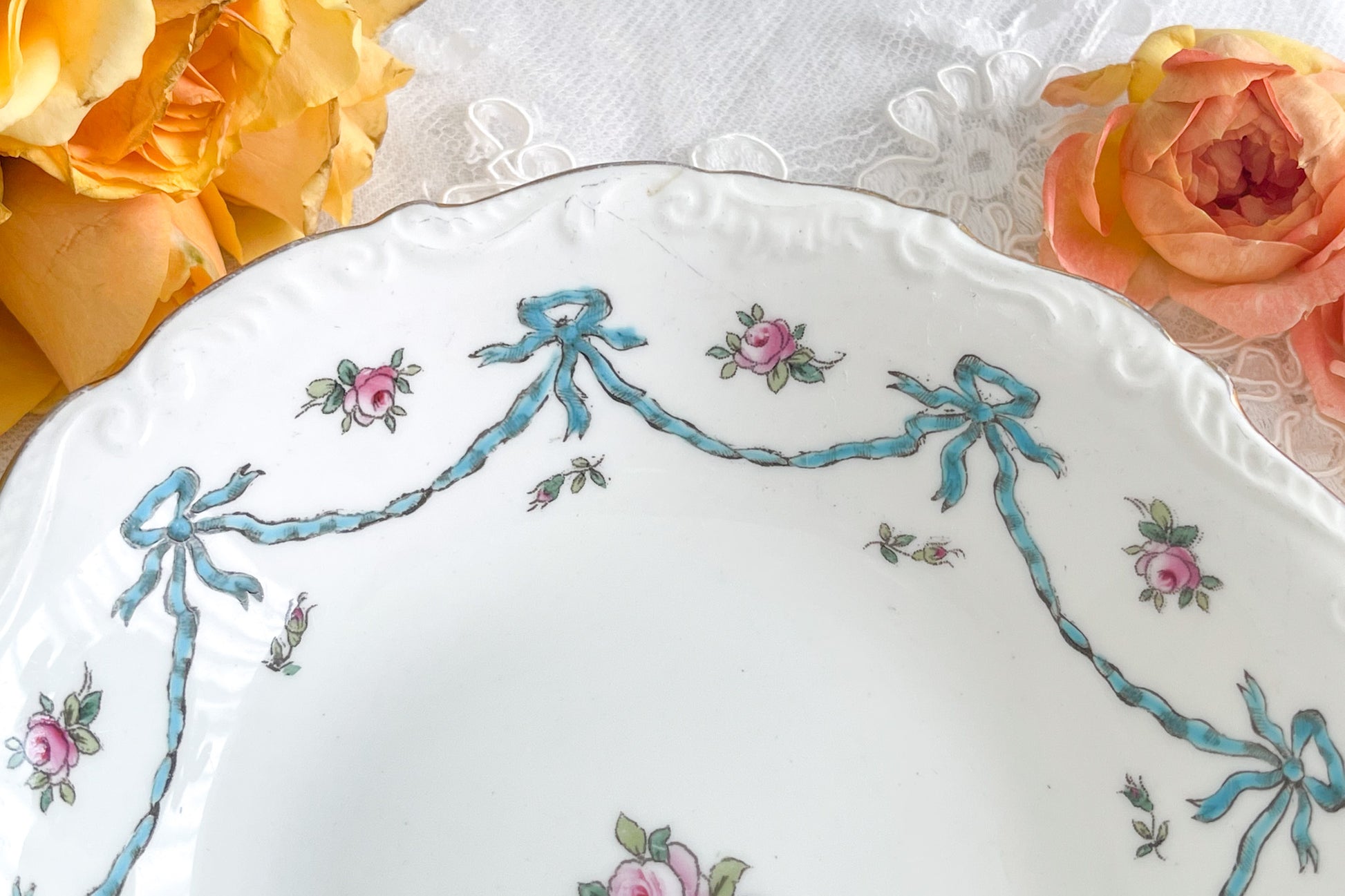 コールポートのリボンと薔薇の模様が可愛らしいボウルの4点セット。ハンドペイントで色つけされ、可愛らしく使いやすいボウルです。