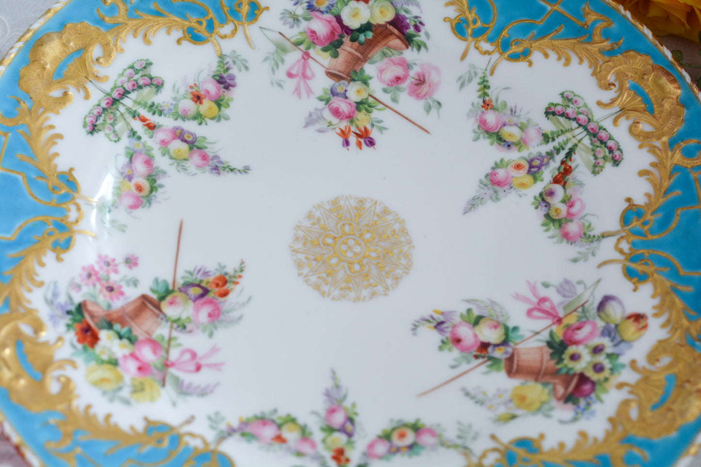 コープランドのとても美しいプレート。見事な金彩の模様、丁寧に描かれたエナメル画のお花のバスケット、そしてターコイズブルー。全てが美しく調和された芸術品。150年ほど前の作品ですがとても良い状態で、次の世代にも受け継いでいきたいお品です。