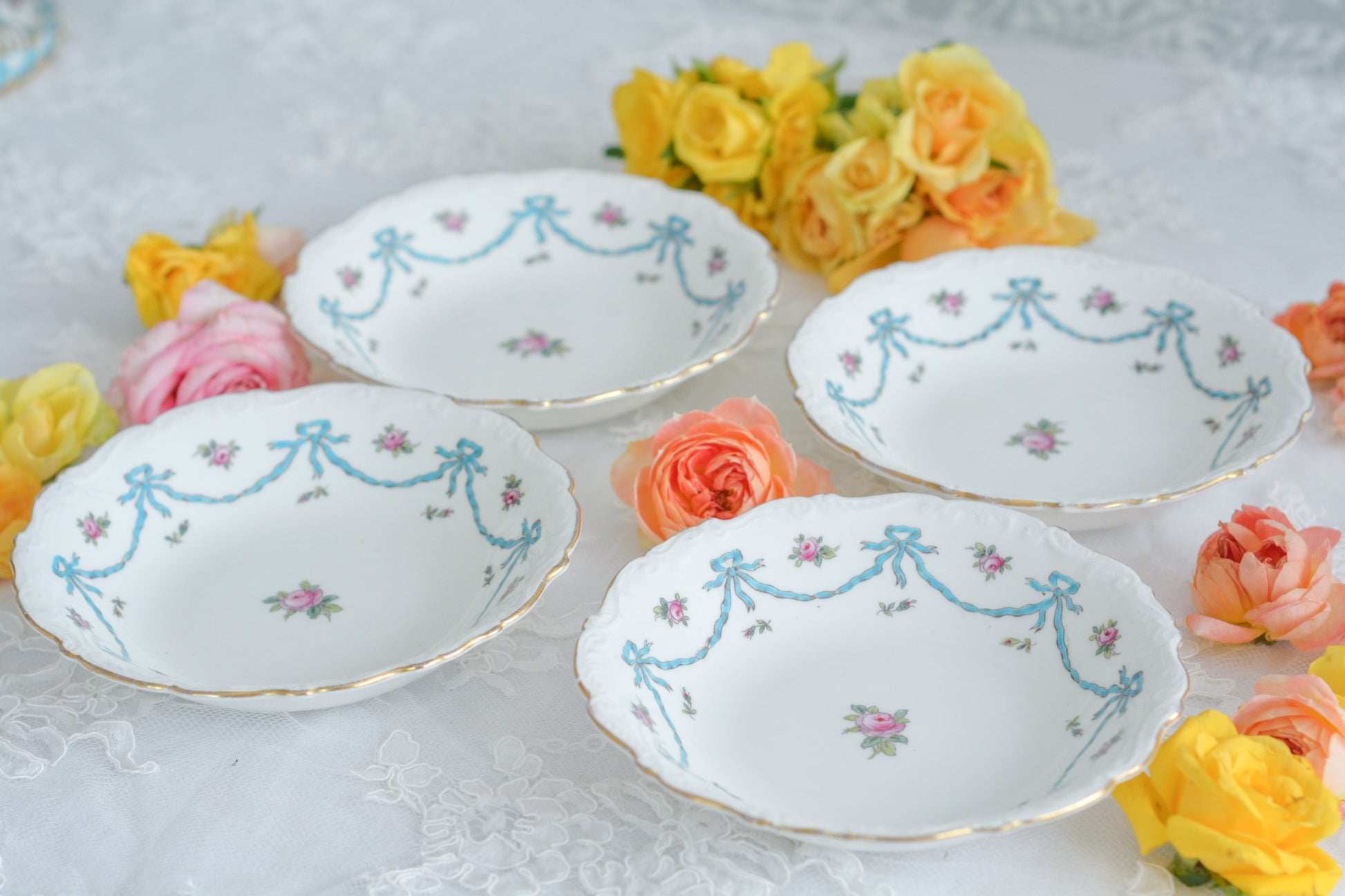 コールポートのリボンと薔薇の模様が可愛らしいボウルの4点セット。ハンドペイントで色つけされ、可愛らしく使いやすいボウルです。