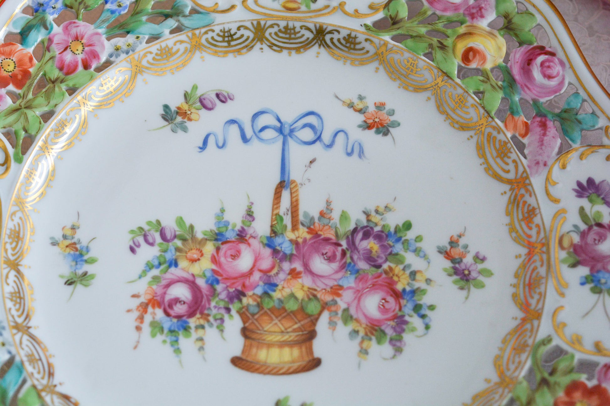 ブルーのリボンにお花いっぱいのバスケットが丁寧に描かれて、透かし模様の花々も大変美しいプレート。カール・ティーメのハンドペイント技術の素晴らしさが良くわかります。華やかで可憐なプレートでティータイムをお楽しみいただけましたらとても嬉しく思います。キャビネットに飾っておいてもお部屋が華やぎます。
