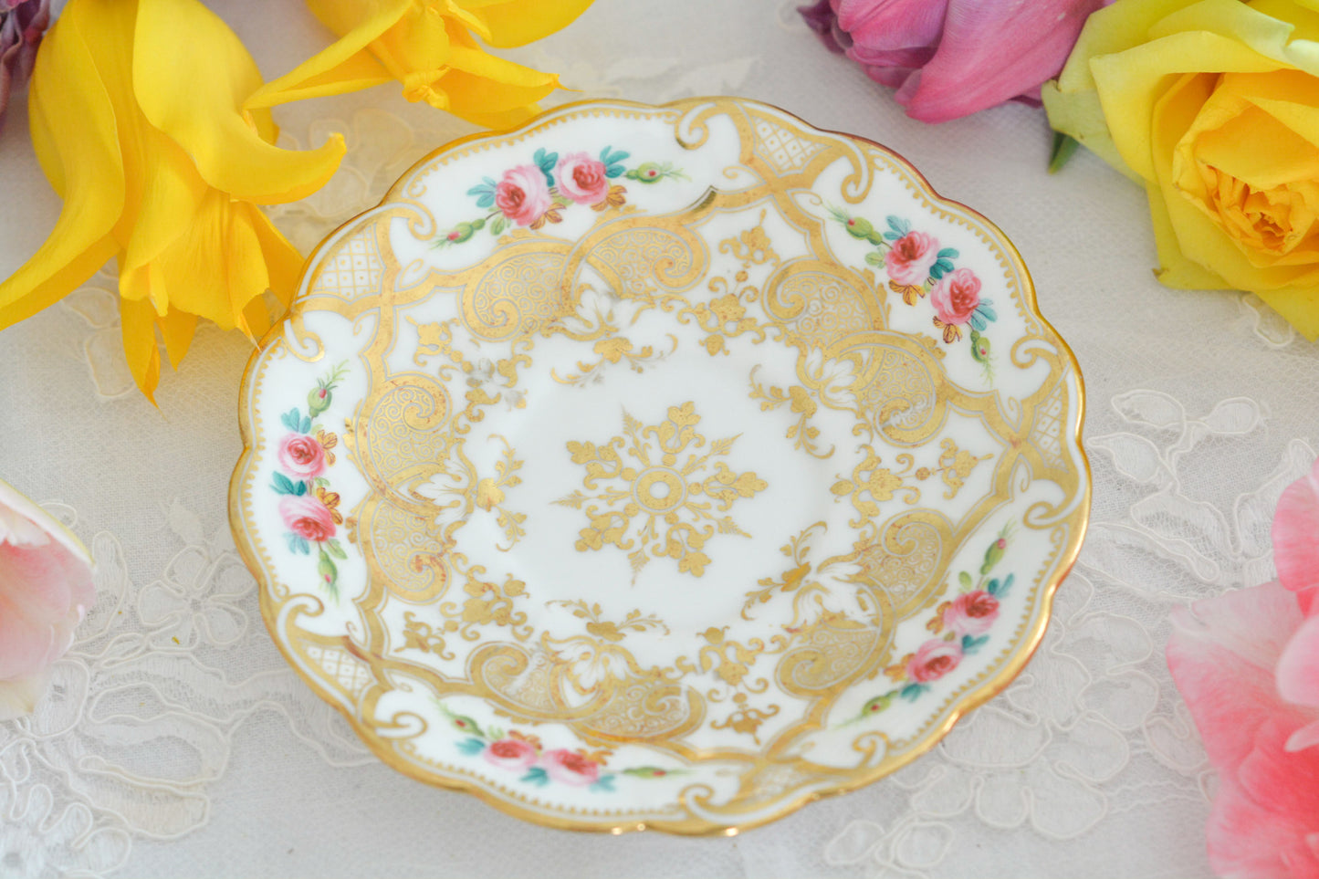 リッジウェイのフォリエージシェイプ(Foliage Shape)のトゥルートリオ。ハンドル部分には葉っぱの模様がついていてとても可愛らしいシェイプです。フォリエージシェイプもさまざまな絵柄やカラーがあります。こちらもリッジウェイらしい、力強く、豪華な作品で、とても存在感があります。トゥルートリオは、ティーカップ、コーヒーカップ、ソーサーのセットでヴィクトリア時代の初期頃まではトリオといえばこちらが主流でした。今ではとても貴重になっています。紅茶もコーヒーも楽しめるのがいいですね。