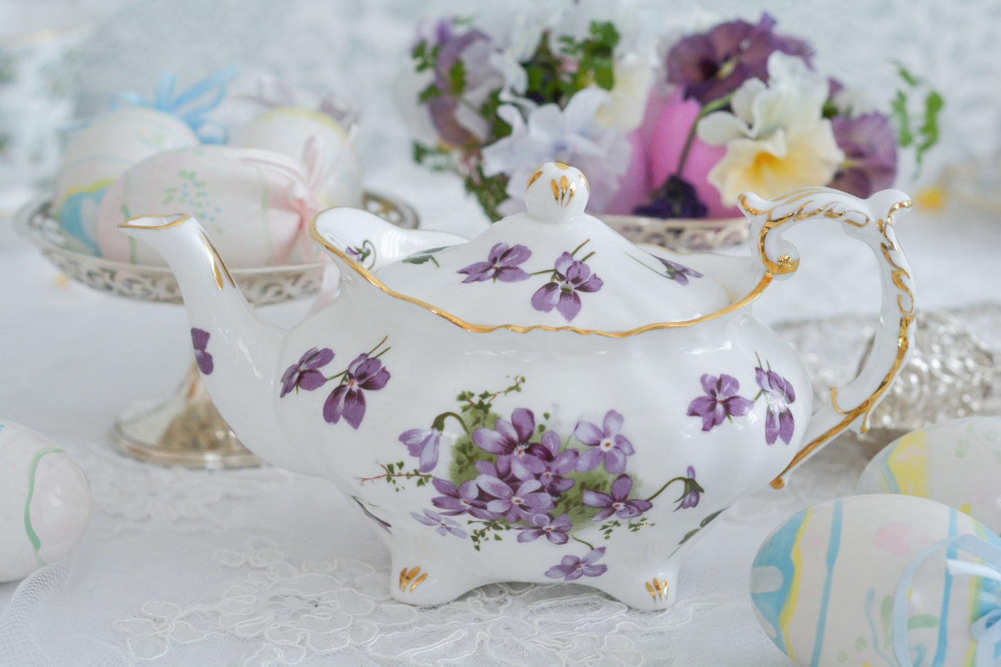 ハマースレイの人気シリーズ、ヴィクトリアンバイオレットシリーズのティーポットです。小さめのサイズで1〜2名のティータイムにぴったりなサイズです。可憐なすみれの模様と優雅なシェイプがとても美しく、おうちティータイムを華やかに盛り上げてくれます。こちらはオールドバックスタンプのお品で、貴重な1930年代頃の作品です。