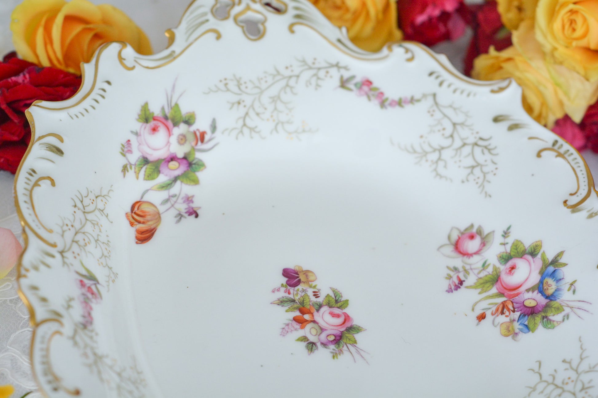 コールポートの花々と宿木?の描かれたサービングプレートです。私は宿木シリーズと呼んでおります。ハンドペイントで生き生きと描かれたお花と、繊細で丁寧に描かれた金彩の宿木がコールポートらしく上品です。華やかでクリスマスにもぴったりな雰囲気ですね。