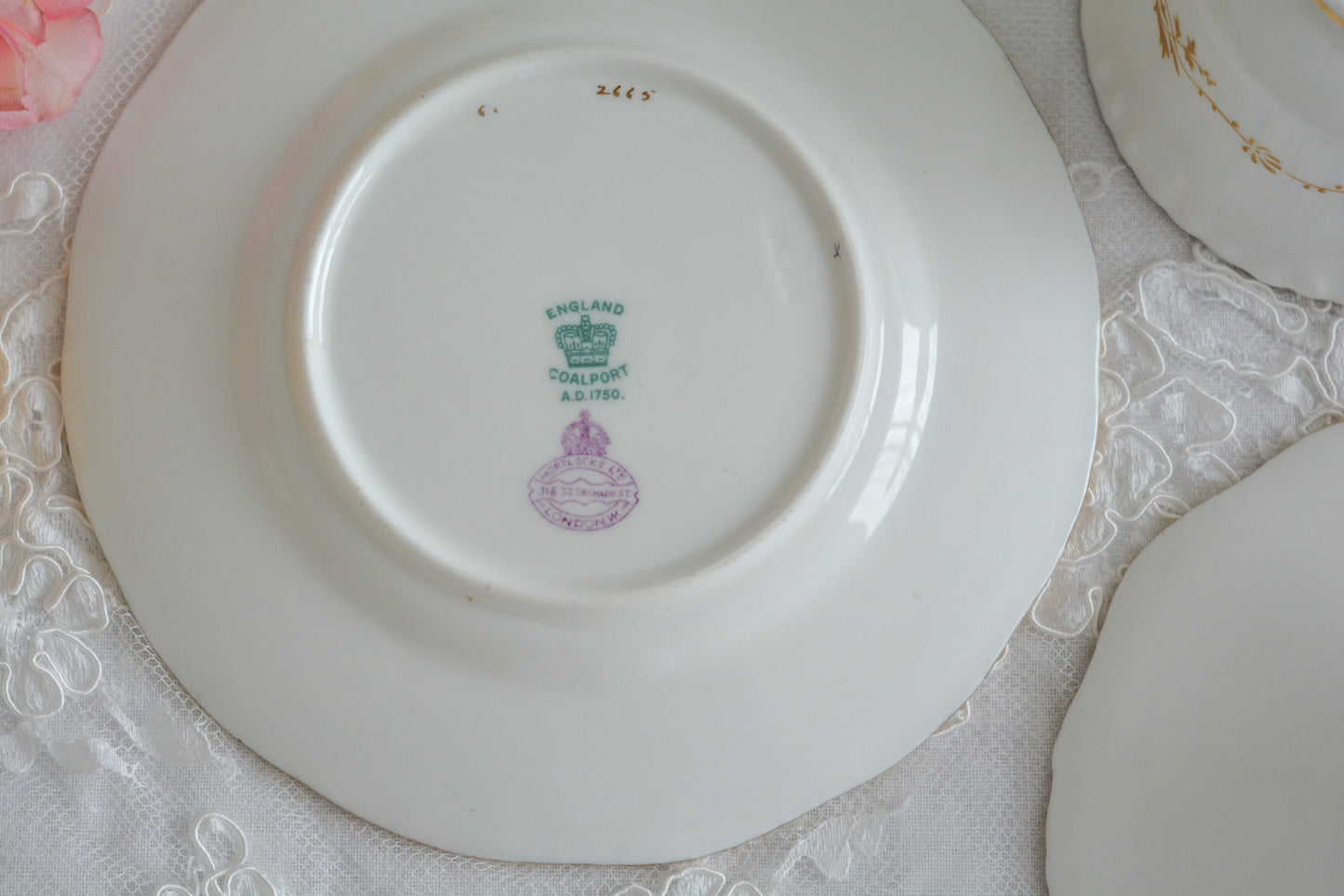 英国アンティーク、コールポートの代表作馬ットウィングシリーズの幻のカラーと言われるターコイズブルーのティートリオ。キラキラと宝石のように輝く美しいカップです。