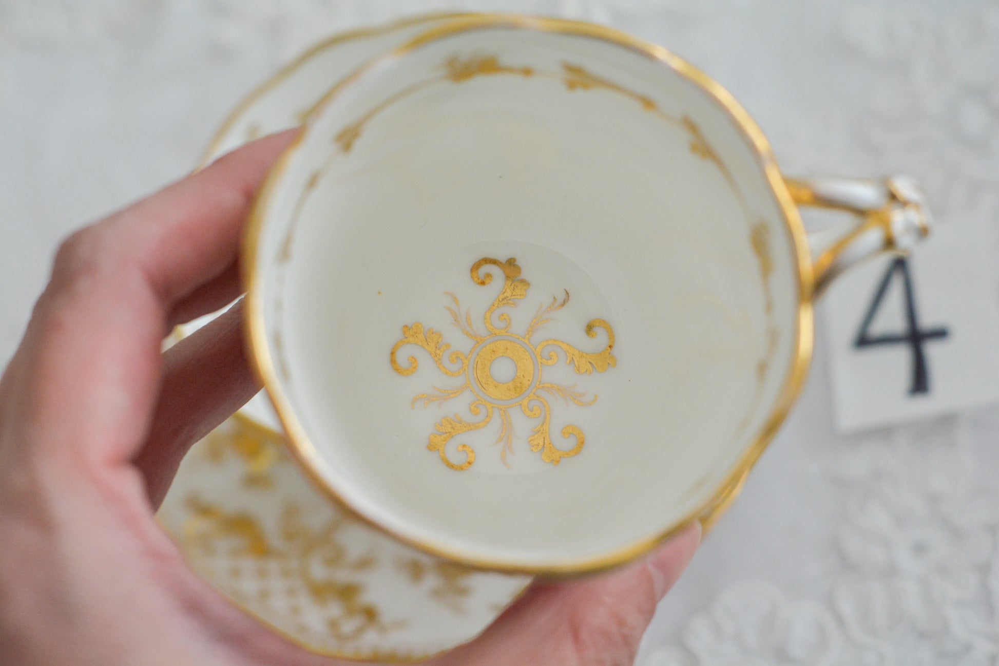 リッジウェイのFoliage Shapeのトゥルートリオ。ハンドル部分には葉っぱの模様がついていてとても可愛らしいシェイプです。白磁に金彩の模様がとても豪華でリッジウェイらしい作品です。トゥルートリオは、ティーカップ、コーヒーカップ、ソーサーのセットでヴィクトリア時代の初期頃まではトリオといえばこちらが主流でした。今ではとても貴重になっています。紅茶もコーヒーも楽しめるのがいいですね。