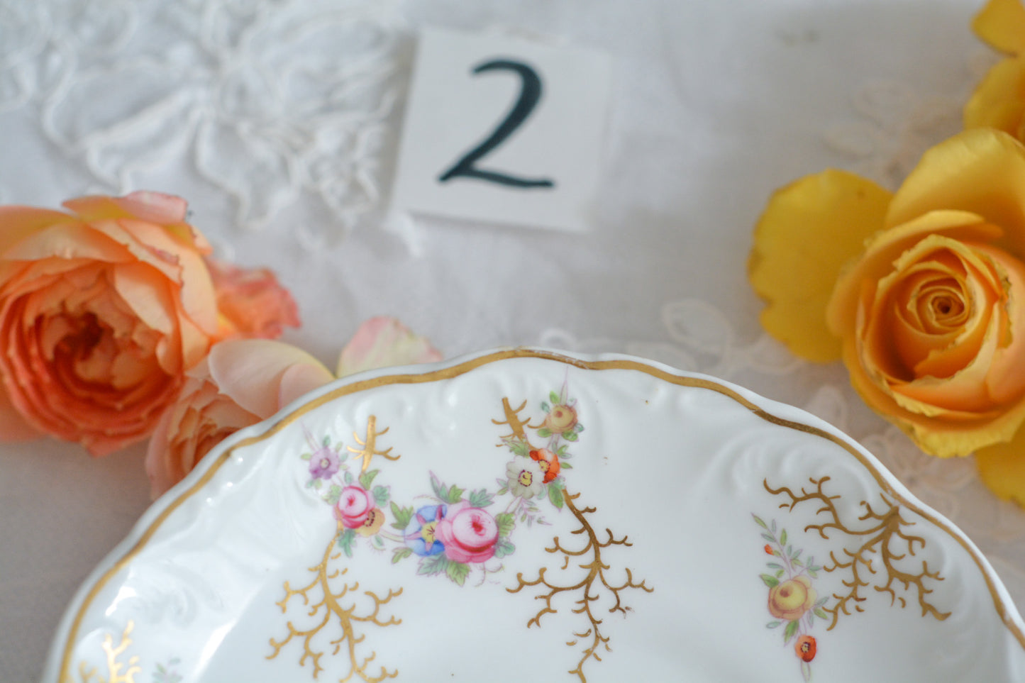 コールポートの花々と宿木?の描かれたプレートです。私は宿木シリーズと呼んでおります。こちらは見が描かれていないので、他の木や珊瑚のようにも見えます。金彩部分もハンドペイントで描かれていて、コールポートらしい上品なお品となっております。華やかでクリスマスにもぴったりな雰囲気です。