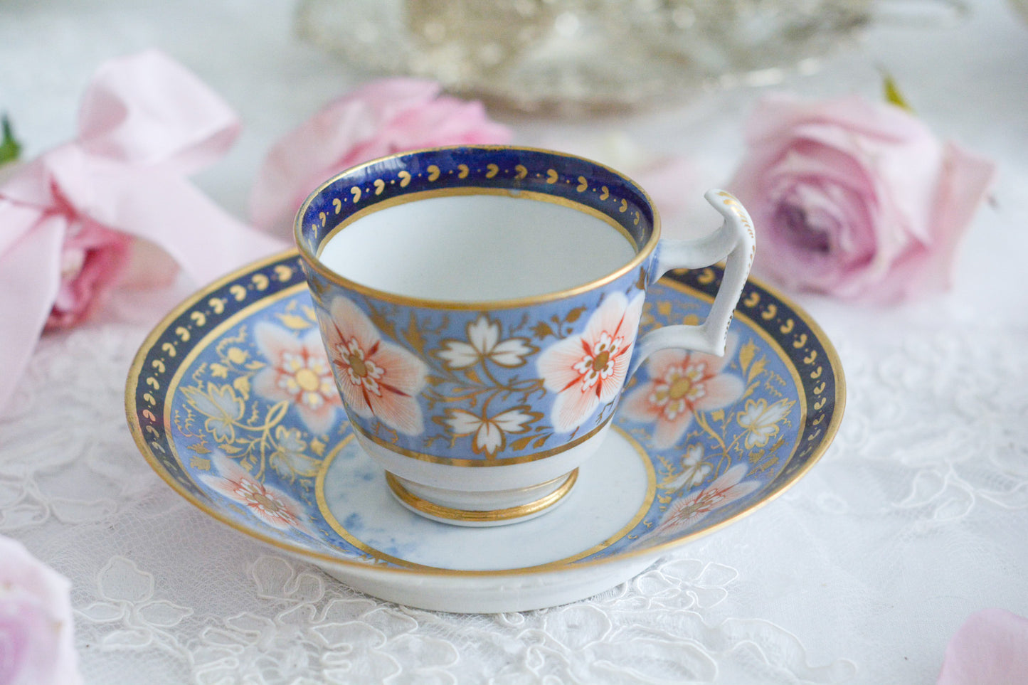 1800年代前半に作られたコールポートのカップ&ソーサー。元はティーカップ、コーヒーカップ、ソーサーのセットのトゥルートリオだったはずです。が、残っているのはコーヒーカップとソーサー。その為、カップに対してソーサーが少し大きく感じます。1800年代前半はカップからソーサーに移してお茶を飲んでいた為、ソーサーがボウルのような深さがあります。200年ほど前のカップ&ソーサーに出会えるなんてとても嬉しいことです。まだまだお使いいただくこともできます。美しいカップ&ソーサーで200年の時を感じていただけたら嬉しいです。
