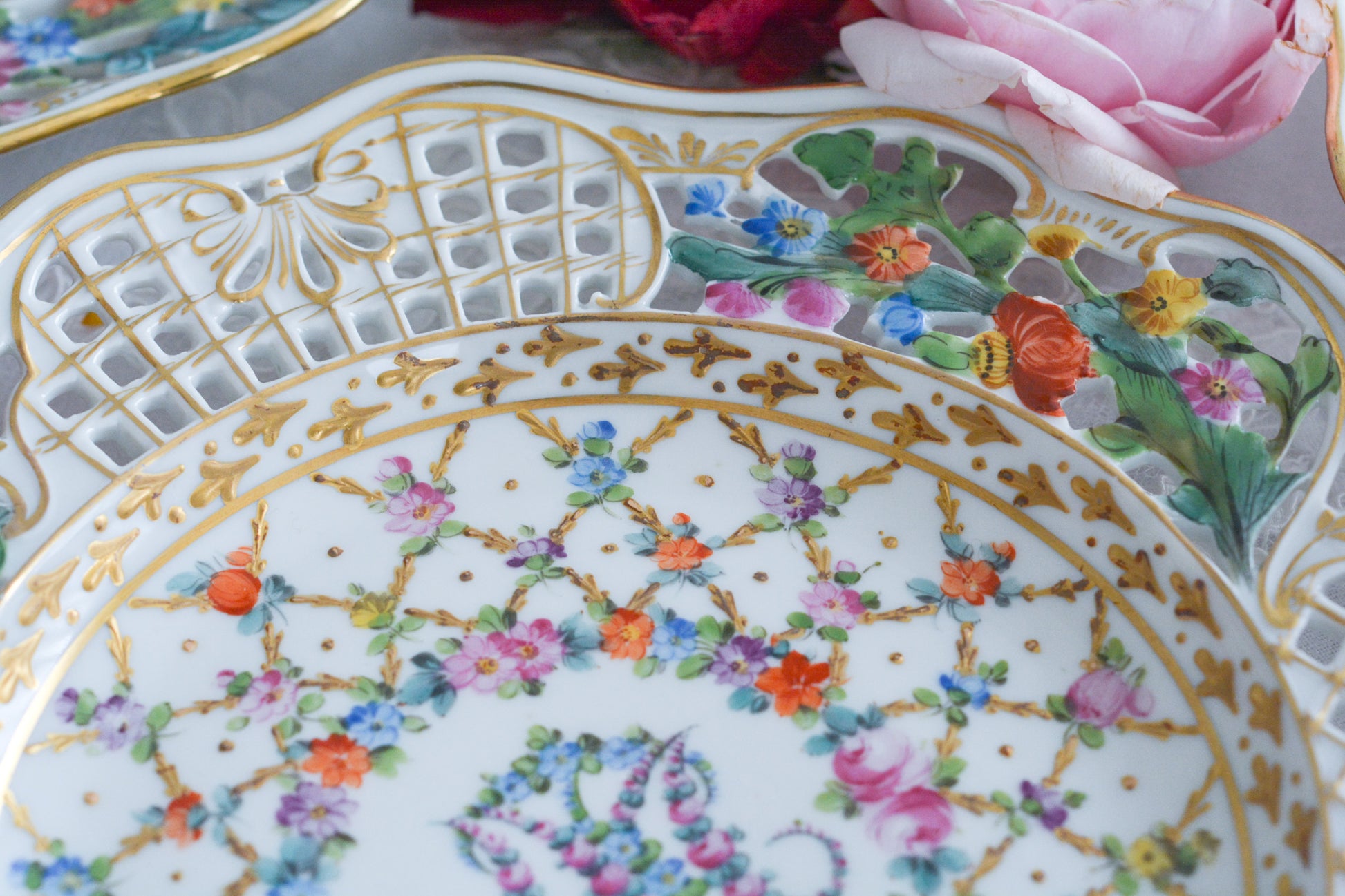 オーストリアの「国の母」とたたえられたハプスブルグ家の女帝「マリア・テレジア」。のちにフランス国王ルイ16世に嫁いだマリー・アントワネットの母でもあります。その名前にふさわしく、また、ウィーンの煌びやかな芸術や宮殿を思わせるような華やかで美しい世界観のプレートです。カール・ティーメの素晴らしいハンドペイントの絵付けをお楽しみください。