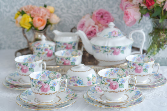 クラウンスタッフォードシャーの素敵なティーセット。バラやゆり、アネモネなどたくさんのお花模様が春の訪れを感じさせてくれます。ガーデンティータイムなどにもぜひお使いいただきたい素敵なお品です。プルダウンより、ティートリオ、ミルクジャグ&シューガーボウル、ジャムポット、蓋つきバターディッシュ、ティーポットの中から単品でお選びいただけます。イースターや春のティータイムにいかがですか?