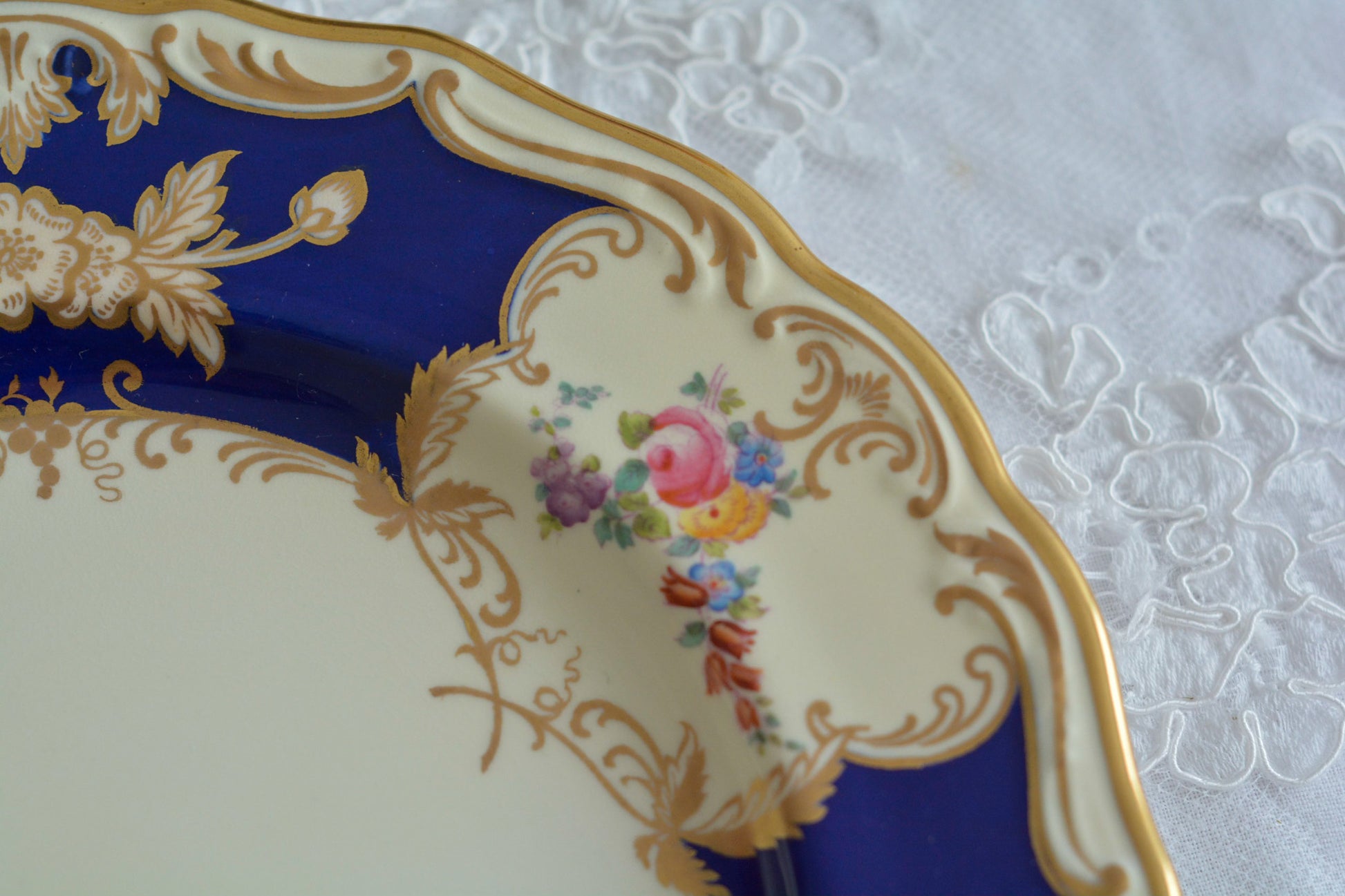 コープランドの美しいプレートがやってきました!コバルトブルーとベージュカラーにハンドペイントで美しい花々が描かれています。プレートの深さがあるタイプでサービングプレートとしてもお使いいただきやすいかと思います。貫入は見られますが、金彩のスレはほとんどないプレート達です。蚤の市の特別セットです!貫入のない素晴らしい状態の同じプレートは新着コーナーに掲載中です。