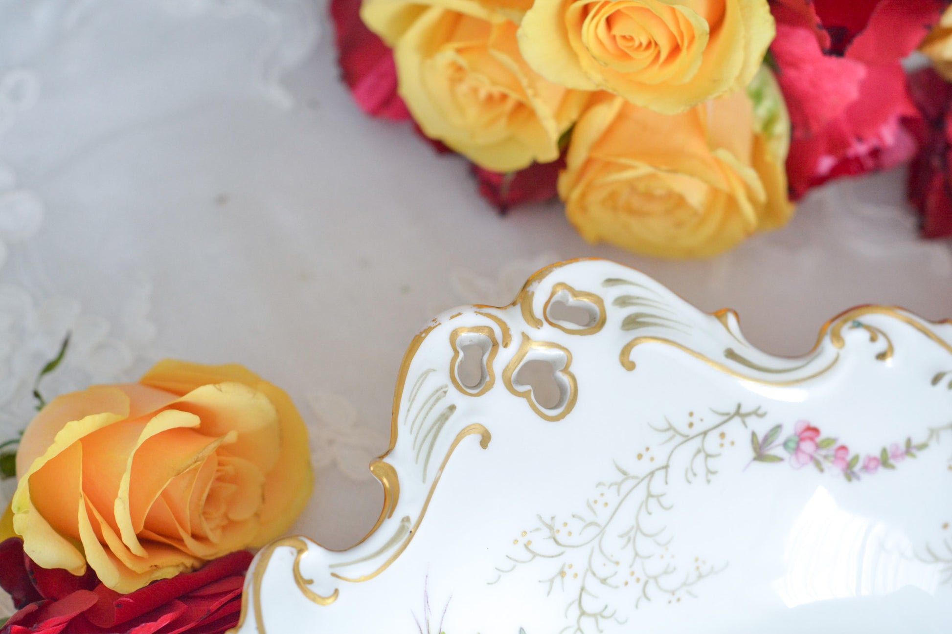 コールポートの花々と宿木?の描かれたサービングプレートです。私は宿木シリーズと呼んでおります。ハンドペイントで生き生きと描かれたお花と、繊細で丁寧に描かれた金彩の宿木がコールポートらしく上品です。華やかでクリスマスにもぴったりな雰囲気ですね。