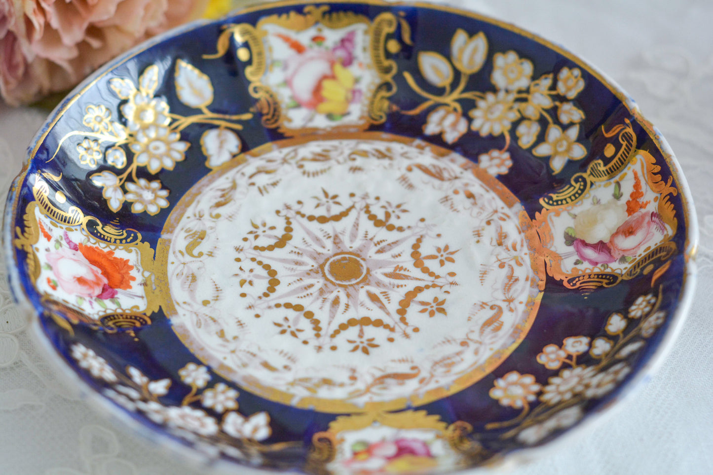 コールポートの1820年代に作られたとっても貴重なお品。コバルトブルー地に白抜きの立体的なお花模様、エナメル画のブーケは繊細なタッチで大変美しく描かれています。まさしく貴族のティータイムのためのカップ。当時の持ち主の大切な財産だったことでしょう。そしてこちらは実際に使われていたと思われます。金彩が剥がれていたり、ソーサーはヒビがあるけれど、よく200年間受け継がれてここに来てくれたと思います。