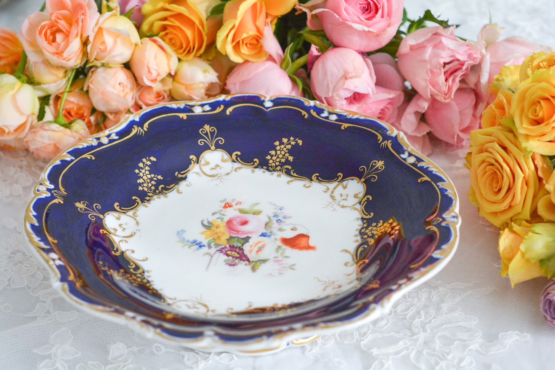 コバルトブルーカラーの美しいミントンのタッツァです。タッツァとはコンポートのような脚付きのプレートです。フルーツやお菓子を盛り付けるのにとても重宝するお品。美しいコバルトブルーカラーにハンドペイントのブーケがとても美しいです。あなたの大切なティータイムに是非お使いください