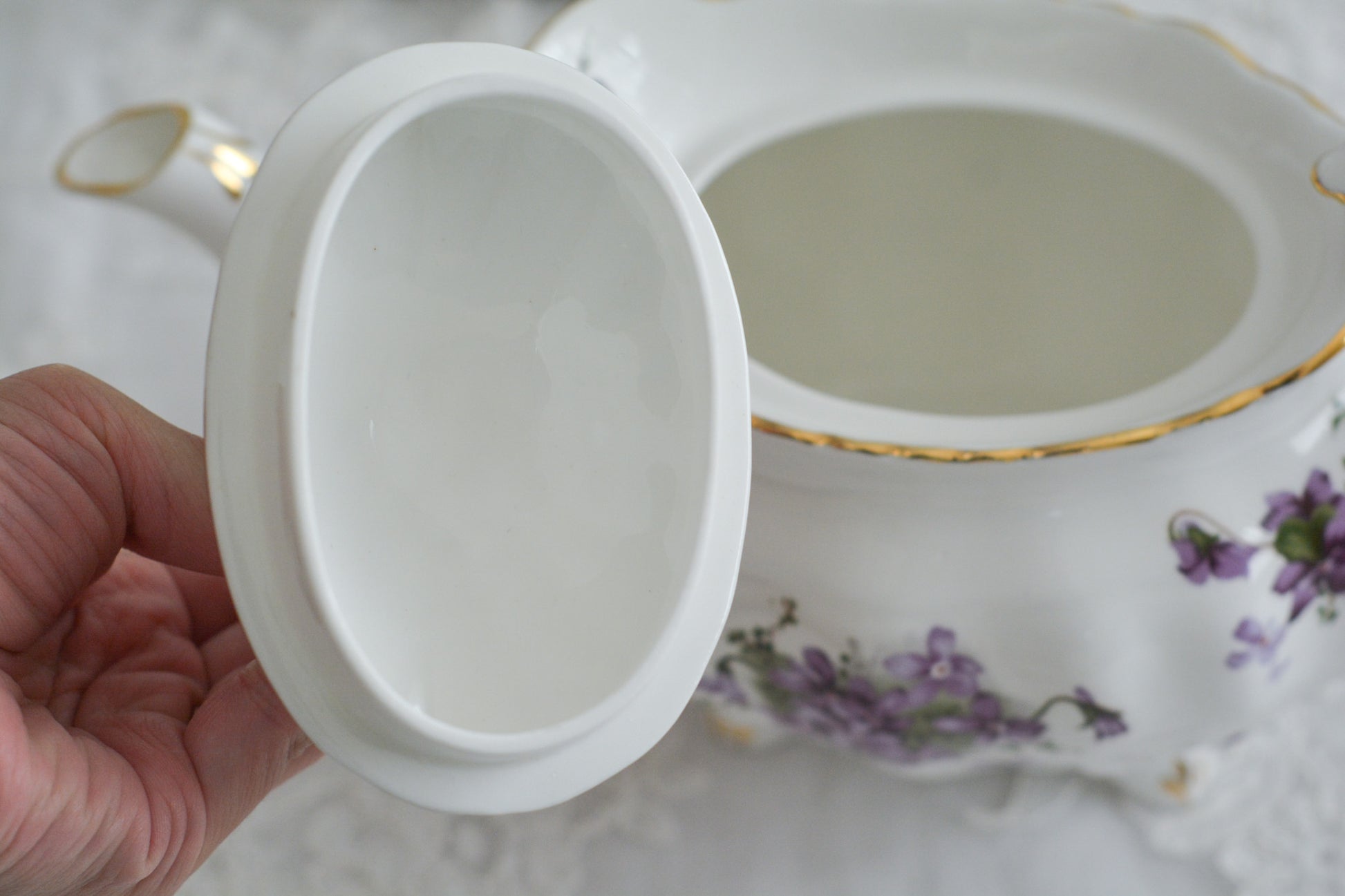 英国ヴィンテージ、ハマースレイの人気シリーズヴィクトリアンバイオレットシリーズの貴重なラージポット。Rose Antiquesはコールポートをはじめ、英国アンティーク磁器を中心にご紹介しています。