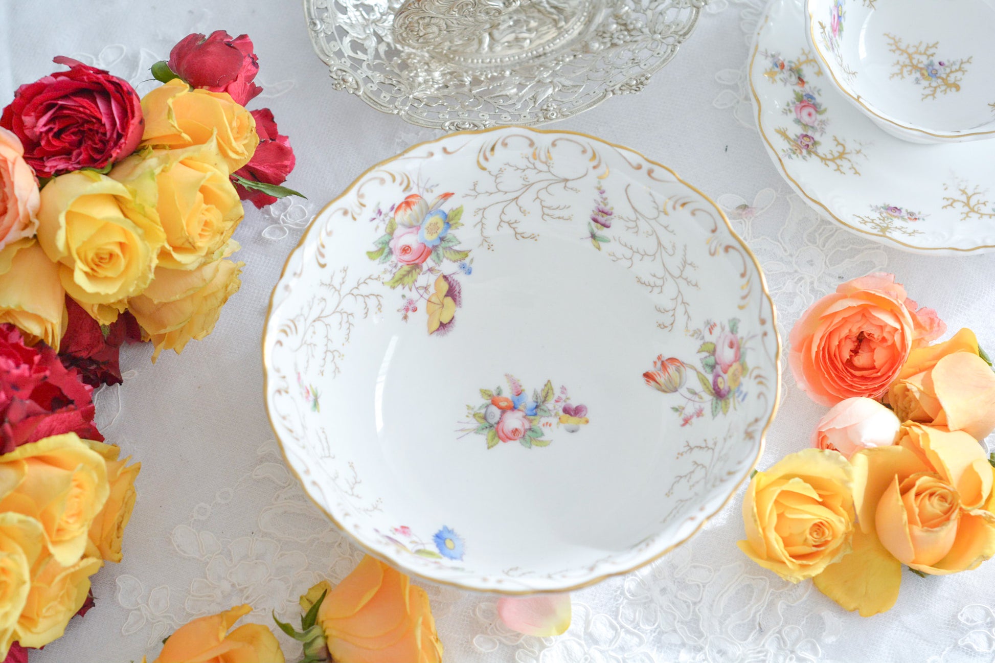 コールポートの花々と宿木?の描かれたプレートです。私は宿木シリーズと呼んでおります。ハンドペイントで生き生きと描かれたお花と、繊細で丁寧に描かれた金彩の宿木がコールポートらしく上品です。華やかでクリスマスにもぴったりな雰囲気ですね。スロップボウルは、元々はティータイムの際に湯こぼしの器として使われてきました。サラダなどを盛り付けても素敵です。