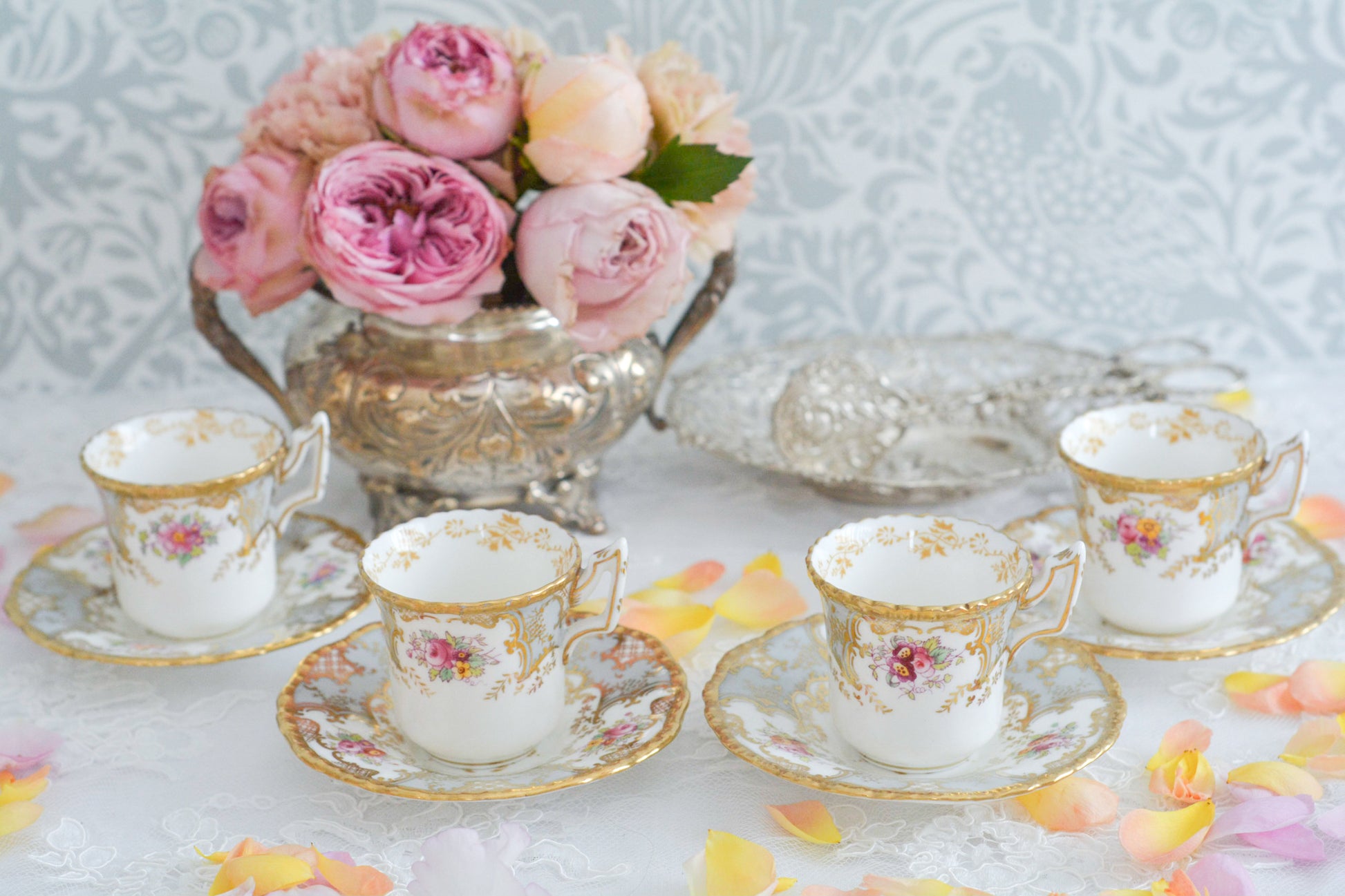 コールポートの人気シリーズ「バットウィング」。バットウィングは、たくさんのカラーバリエーションがあります。グレーカラーはレアカラーで、優しく明るい雰囲気。金彩もとても豪華でテーブルにあるだけでキラキラと輝いて見えます。デミタスカップの小さな世界に豪華で美しい模様がぎゅっと詰まった大変素晴らしいお品です。バットウィングシリーズも状態の良いお品は入手困難になってきました。貴重なグレーのバットウィングの輝きをどうぞお楽しみください。