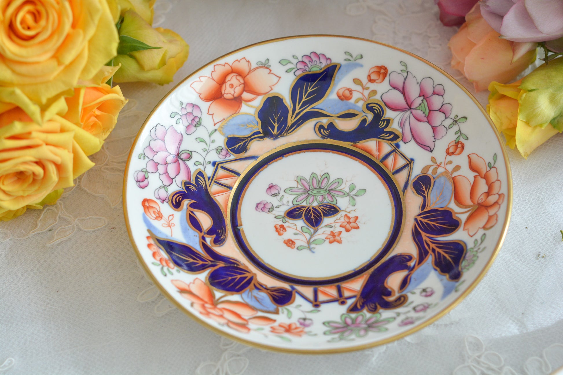 伊万里スタイルが美しいトゥルートリオ。コールポートのエンパイアシェイプによく似ています。1820年〜30年頃の作品と思われ、約200年が経過してなお美しく凛とした姿は日本の侘び寂びにも通じるのではないでしょうか?紅茶、コーヒーだけでなく、緑茶にもよく合いそうですね。トゥルートリオは、ティーカップ、コーヒーカップ、ソーサーのセットで、紅茶とコーヒーどちらもお楽しみいただけるセットです。