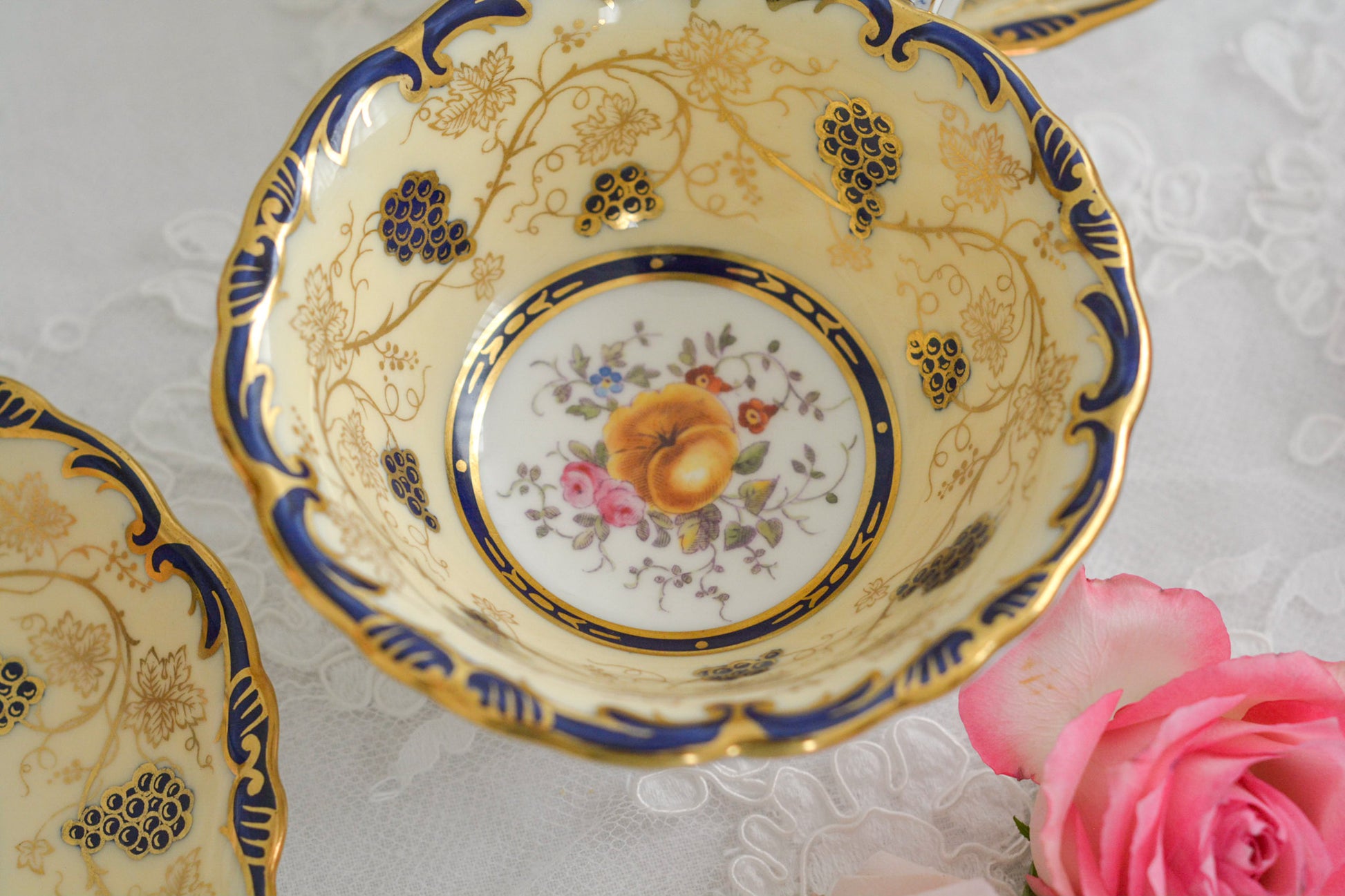 コールポートの1800年代の作品のリバイバルシリーズのオールドコールポートシリーズ。色々なお品がリバイバルされています。こちらはアデレードシェイプのリバイバル。ハンドルはアデレードシェイプハンドルではなくリングハンドルで、素磁も厚めに作られています。ロココリバイバルスタイルの優雅なデザインが美しいです。葡萄やフルーツ、お花の模様が大変豪華で美しいお品です。