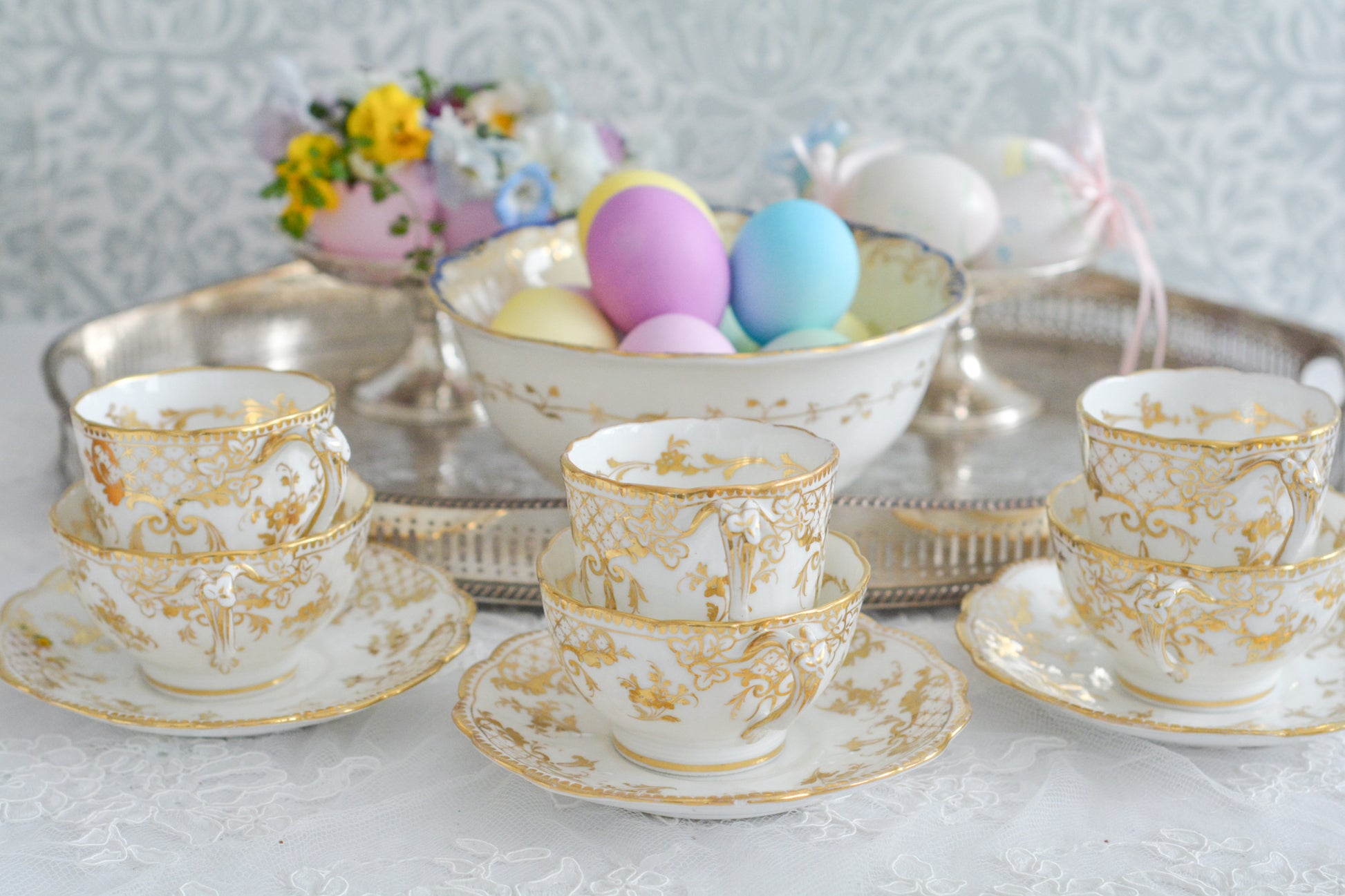 リッジウェイのFoliage Shapeのトゥルートリオ。ハンドル部分には葉っぱの模様がついていてとても可愛らしいシェイプです。白磁に金彩の模様がとても豪華でリッジウェイらしい作品です。トゥルートリオは、ティーカップ、コーヒーカップ、ソーサーのセットでヴィクトリア時代の初期頃まではトリオといえばこちらが主流でした。今ではとても貴重になっています。紅茶もコーヒーも楽しめるのがいいですね。