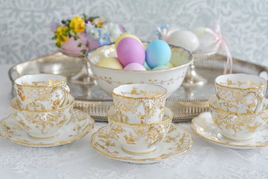 リッジウェイのFoliage Shapeのトゥルートリオ。ハンドル部分には葉っぱの模様がついていてとても可愛らしいシェイプです。白磁に金彩の模様がとても豪華でリッジウェイらしい作品です。トゥルートリオは、ティーカップ、コーヒーカップ、ソーサーのセットでヴィクトリア時代の初期頃まではトリオといえばこちらが主流でした。今ではとても貴重になっています。紅茶もコーヒーも楽しめるのがいいですね。