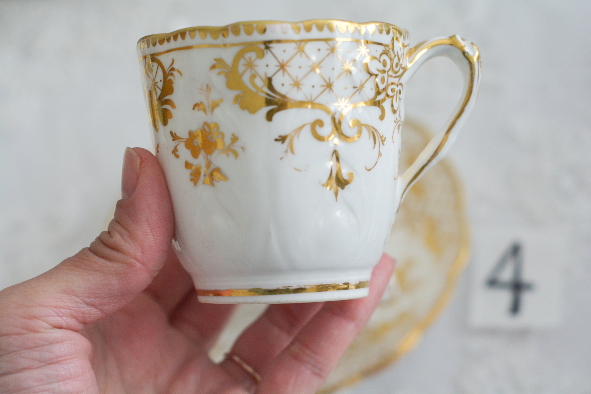 リッジウェイのFoliage Shapeのトゥルートリオ。ハンドル部分には葉っぱの模様がついていてとても可愛らしいシェイプです。白磁に金彩の模様がとても豪華でリッジウェイらしい作品です。トゥルートリオは、ティーカップ、コーヒーカップ、ソーサーのセットでヴィクトリア時代の初期頃まではトリオといえばこちらが主流でした。今ではとても貴重になっています。紅茶もコーヒーも楽しめるのがいいですね。