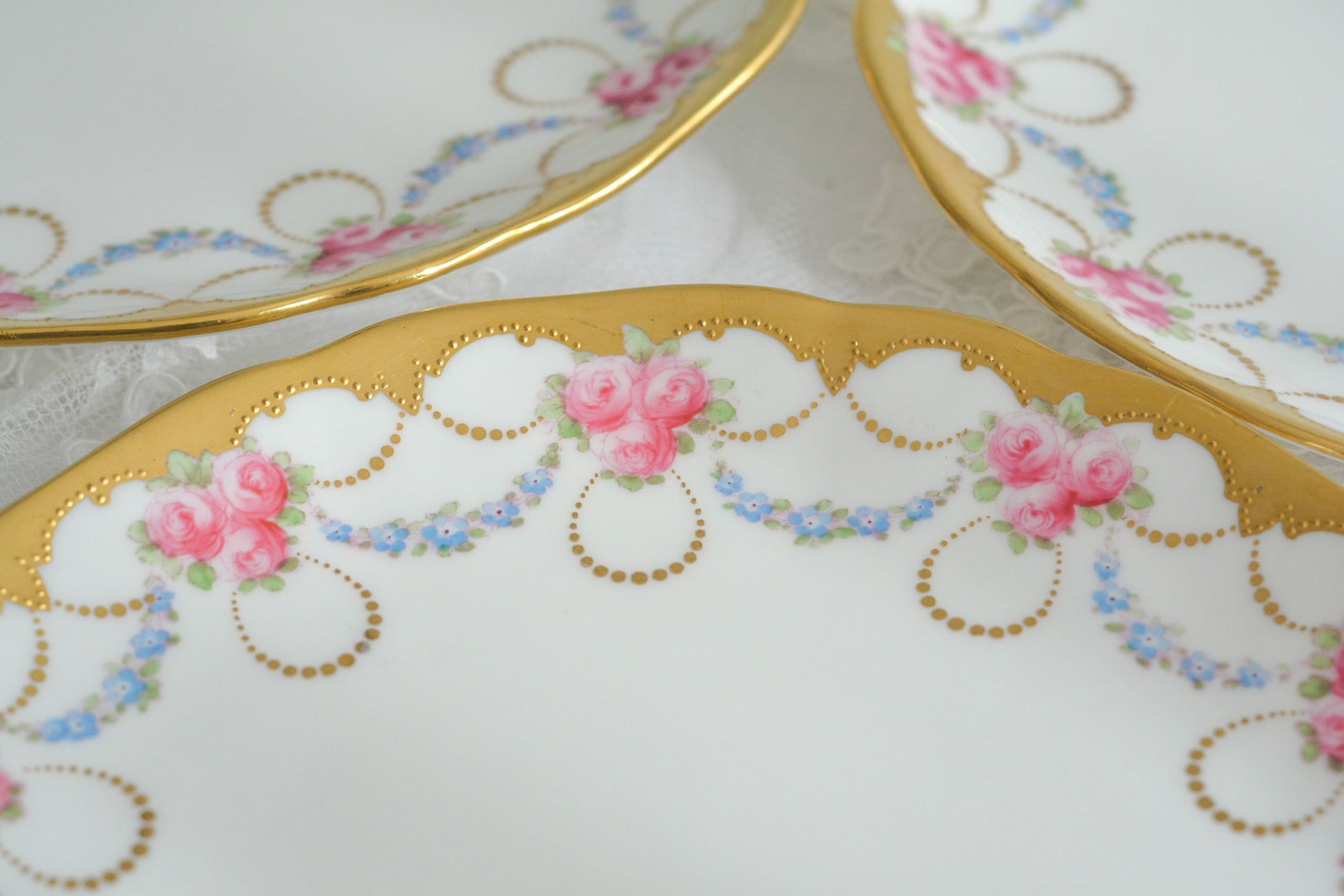 コウルドンのバラに忘れな草のガーランドが大変美しいデザートプレートです。縁の金彩は金盛りの模様が描かれてとても凝ったデザインとなっています。デザートタイムが一気に華やかになりますね。クリスマスのテーブルコーディネートにもぜひ。